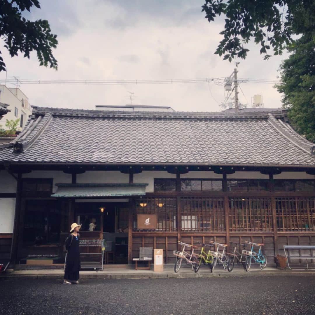 睦さんのインスタグラム写真 - (睦Instagram)「ふらっと入ってみた 佛光寺。  なんと、敷地内に D&DEPERTMENTの カフェと雑貨屋さんが😳  本堂にお参りした後、 お邪魔しました。  すると。  狐の嫁入り的な 天気雨が降り出して。  雨宿りしながらの お茶時間となりました。  かなり、 オススメです😊  #佛光寺  #bukkouji  #bukkouji_temple  #dd食堂  #カフェ  #cafe  #雑貨屋  #shop  #玄米茶  #蓬莱堂  #漬物  #暖簾  #京都  #kyoto  #歩く  #散歩  #walk  #お漬物  #また行きたい  #のんびり  #観光客  #狐の嫁入り  #天気雨  #lyricst  #作詞家  #ssw  #モデル  #model  #井上睦都実 #睦」6月24日 8時58分 - mutsumi1220