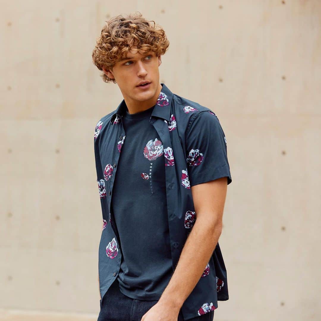 ペリーエリスのインスタグラム：「Summer shirts that pop. Link in bio. #PerryEllis #LifeReadySince1976」