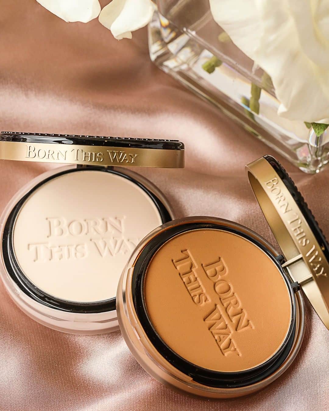 Too Facedさんのインスタグラム写真 - (Too FacedInstagram)「Why we LOVE our NEW Born This Way Powder Foundation: ✔️ Oil Free ✔️ Controls Shine ✔️ Long-wearing for 12 hours ✔️ Photo-friendly ✔️ Blurs imperfections  #tfbornthisway #toofaced」6月24日 9時00分 - toofaced
