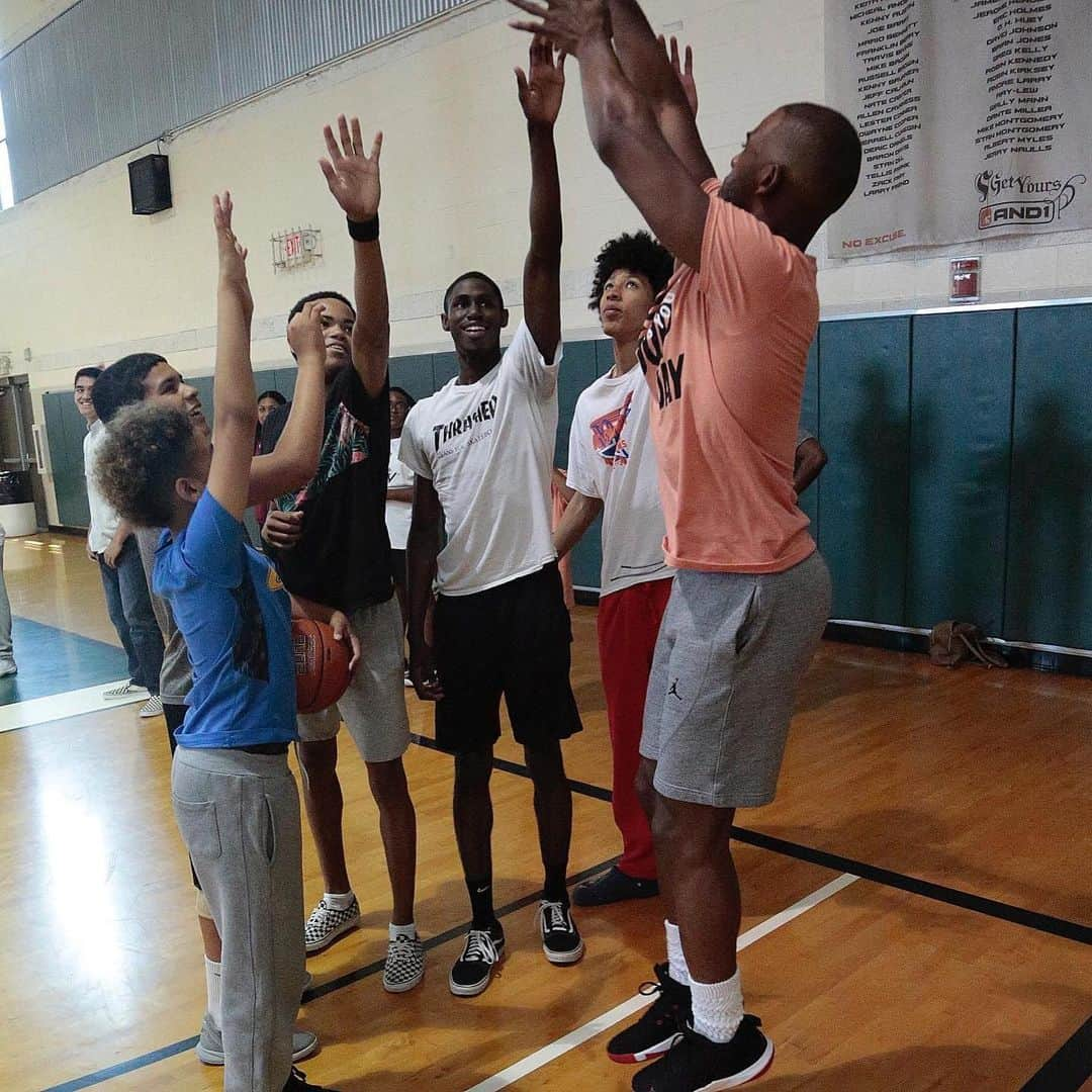 NBAさんのインスタグラム写真 - (NBAInstagram)「Celebrating the game of basketball for @gohoopday across Los Angeles with @cp3! #GoHoopDay」6月24日 9時02分 - nba