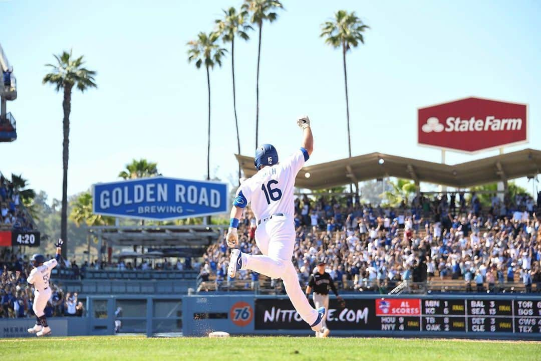 エンリケ・J・ヘルナンデスさんのインスタグラム写真 - (エンリケ・J・ヘルナンデスInstagram)「INSANITY!!! #BackToBackToBackWalkOffGames」6月24日 9時02分 - kikehndez