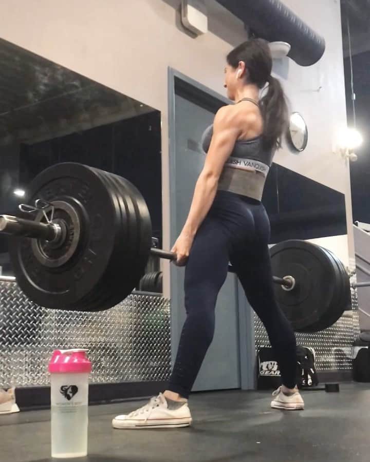 Sarah Ramadanのインスタグラム：「Hello & happy sunday my beautiful friends!! 💜🥰💪🏼 ⠀ I hope you’re feeling strong and healthy and ALIVE! I know I am 👏🏼😜 ⠀ So many exciting things are coming up in my life - one of them is a little itch growing to compete in powerlifting hehe😅😈. I’m definitely away from numbers I want to hit, but I’m thinking a year from now I could get close!!! ⠀ Supported by @womensbest bcaas + creatine powder; my fave duo during workouts! ⠀ ⠀ #powerbuilding #deadz #womensbest #fightforgrowth」