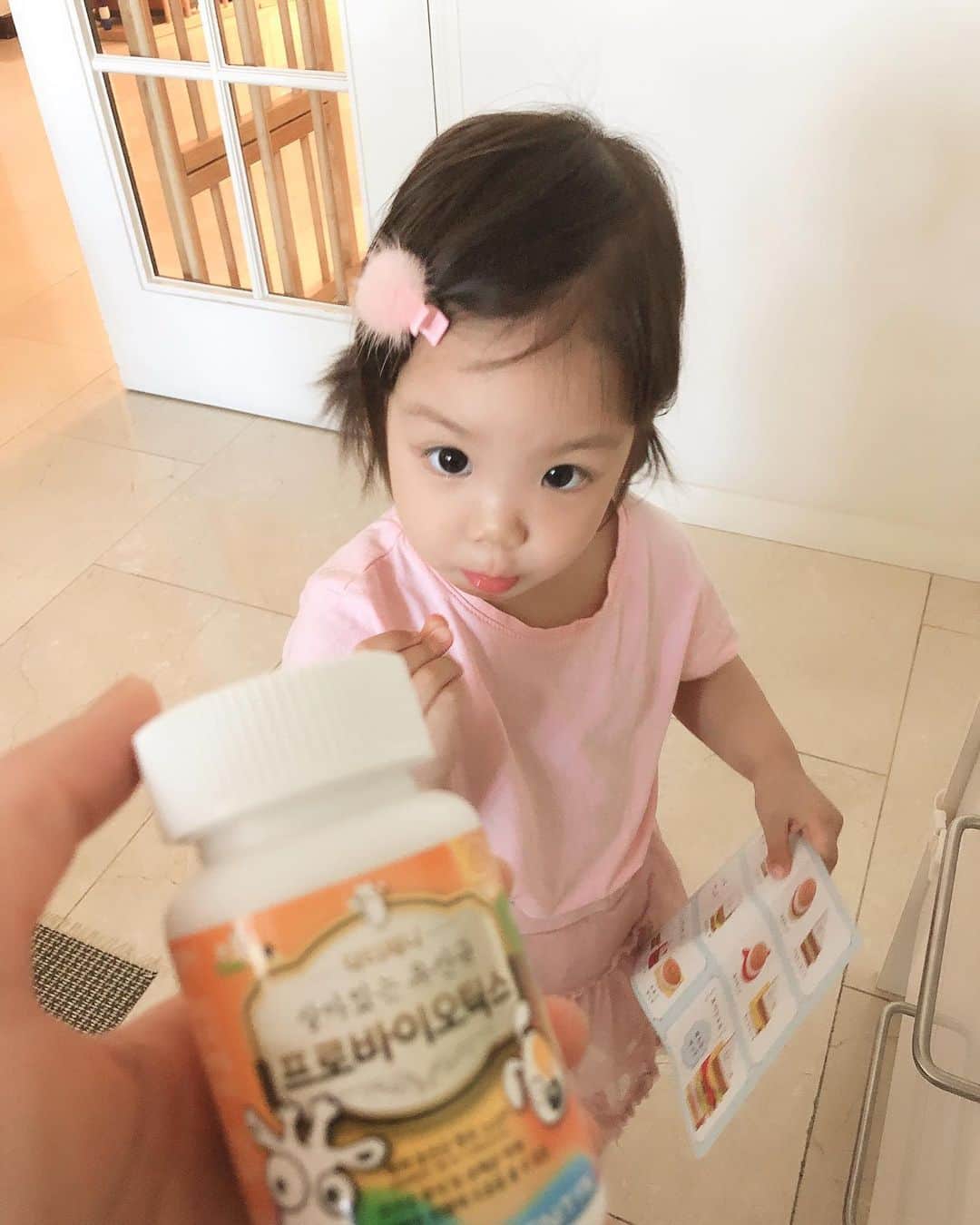 秋葉里枝さんのインスタグラム写真 - (秋葉里枝Instagram)「유산균으로 하루 시작! 항생제로 설사했던 예나가 이거 먹고 정상으로 돌아왔어요~~ 자주 아픈 예나를 위해 꾸준히 매일 챙겨줘야겠어요🍀 애기들 과자 먹듯이 주면 되서 먹기 좋고 맛있어서 잘 먹어줘요~ 그래도 하루의 두알!! ㅋㅋㅋ 乳酸菌で1日をスタート！ 抗生物質の影響で下痢気味だった咲那。 これ食べはじめ5日目！ 正常に戻りました😍 免疫力高めるため、毎日の習慣にしたいと思います🍀 タブレットだからお菓子みたいに食べてくれるのも助かります^_^ - #닥터제니 #닥터제니유산균 #프로바이오틱스 #プロバイオティクス #아기유산균 #ベビー乳酸菌」6月24日 9時32分 - rie_akiba
