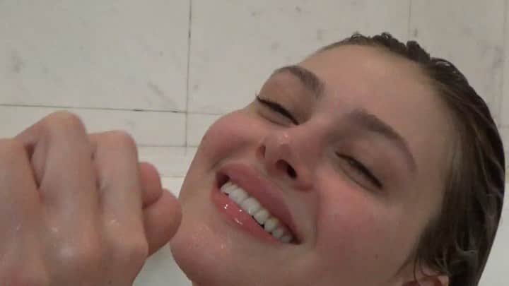 ニコラ・ペルツのインスタグラム：「this ain’t a mans world 🧖🏼‍♀️」