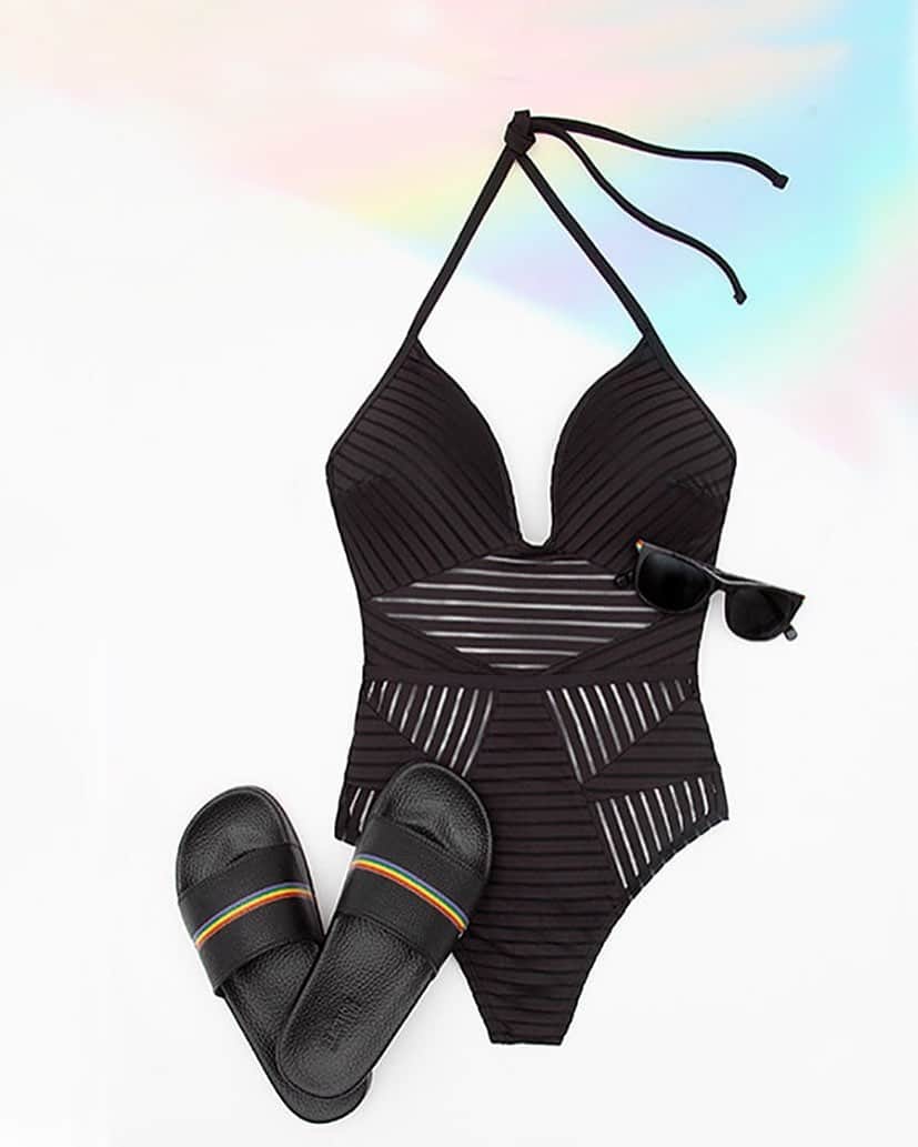 のインスタグラム：「Make a splash this #Pride. THE POOLSIDE PACK is here. Our limited-edition pride packs were created in partnership with UN Foundation @free.equal to support fair treatment and equal rights for the LGBTQ+ community. Shop all the pride packs online or at the Kenneth Cole NYC Flagship store at Bond + Bowery. #TiedWithPride」