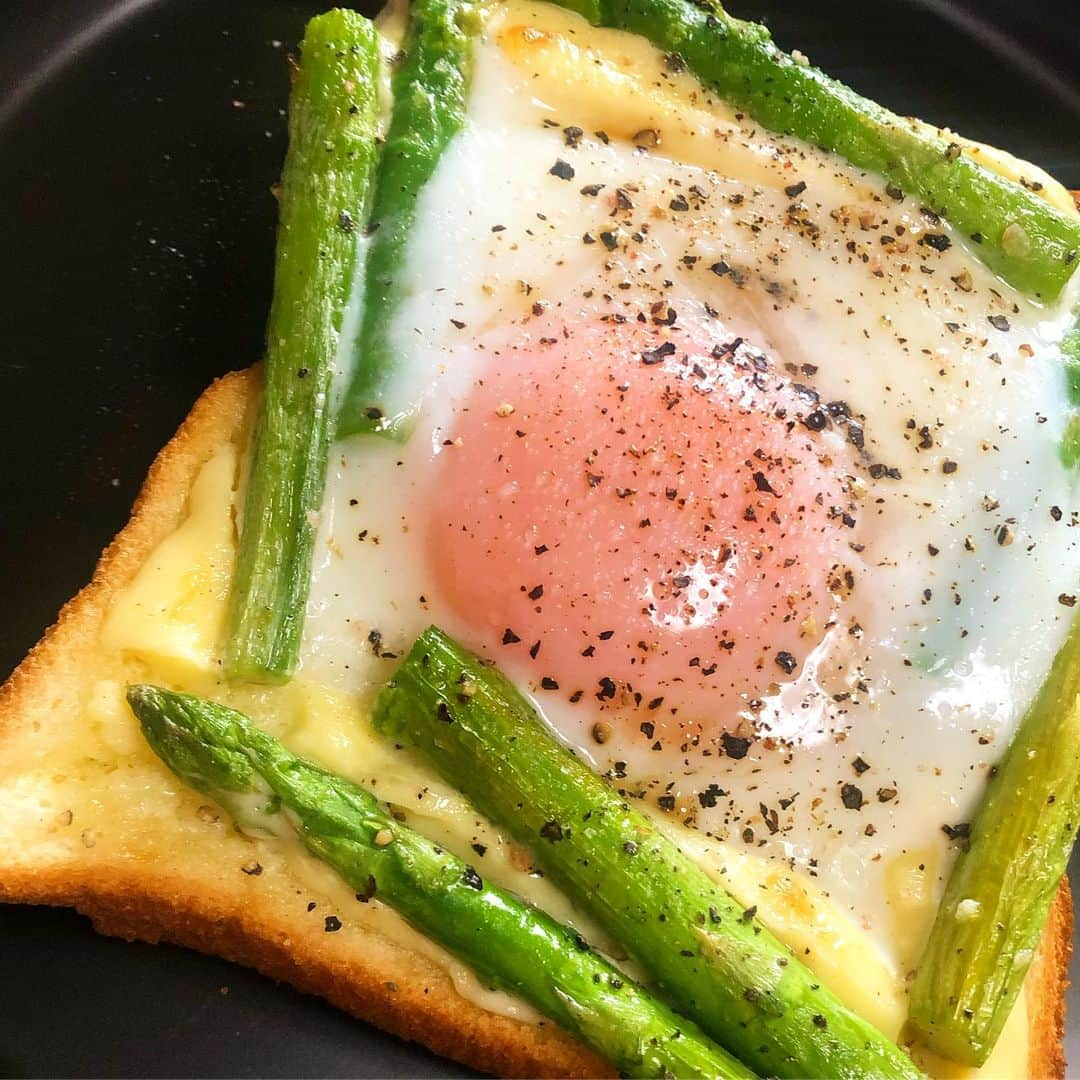 ちゃんまいさんのインスタグラム写真 - (ちゃんまいInstagram)「・ もう生き絶えそうになってたアスパラ、今日食べるしかないなぁと思って… ・ ・ ちゃんまいが焼いたアスパラ ちゃんまいが縁に沿ってぬったマヨネーズ ちゃんまいがそっと乗せたたまご ・ たまご少し緩かったけど、啜って食べました。 ・ #ベッドイン #japanese #sexy #idol  #胃袋と玉袋をつかむ #垢抜けない #ちゃんまいめし #こだわりなし #普通ご飯 #ふつう #notフォトジェニック #料理JAWSは床JAWS」6月24日 9時41分 - dakko_shite_cho3