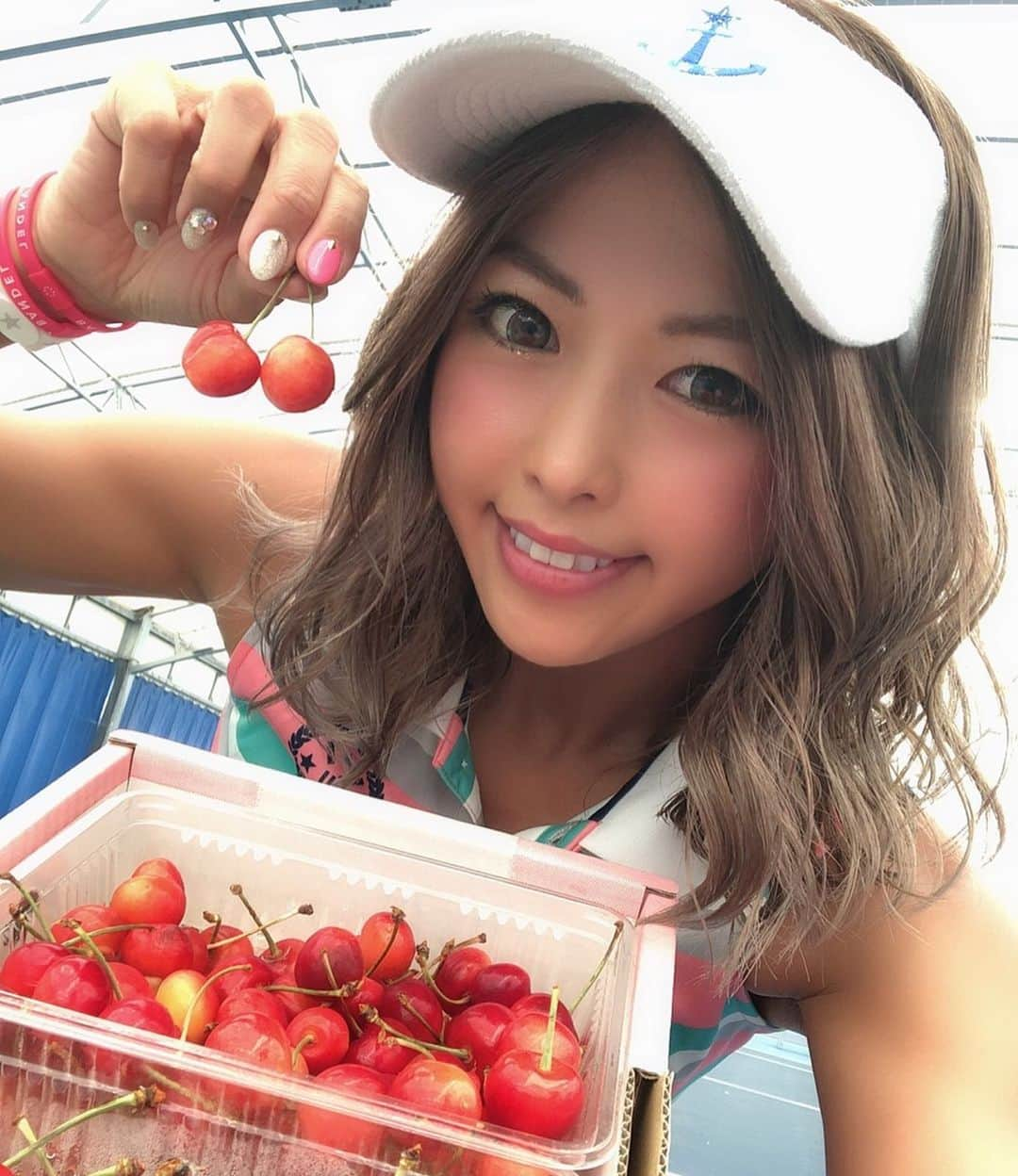 あおい夏海さんのインスタグラム写真 - (あおい夏海Instagram)「おはようございます❤️ . テニス女子✖️さくらんぼ🍒 さくらんぼの季節到来🍒🍒🍒🍒 山形からさくらんぼ送ってもらった❤️❤️ 佐藤錦💕🍒 まだ出始めだから本番はこれから🍒 食べたい人ーーー😆❤️❤️ . #テニス #テニス女子  #筋トレ #トレーニング女子 #ゴルフ女子 #さくらんぼ #さくらんぼ狩り #山形 #チェリー #cherry #あおい夏海 #フルーツ #スポーツ女子 #佐藤錦 #紅秀峰」6月24日 9時35分 - natsumi.aoi