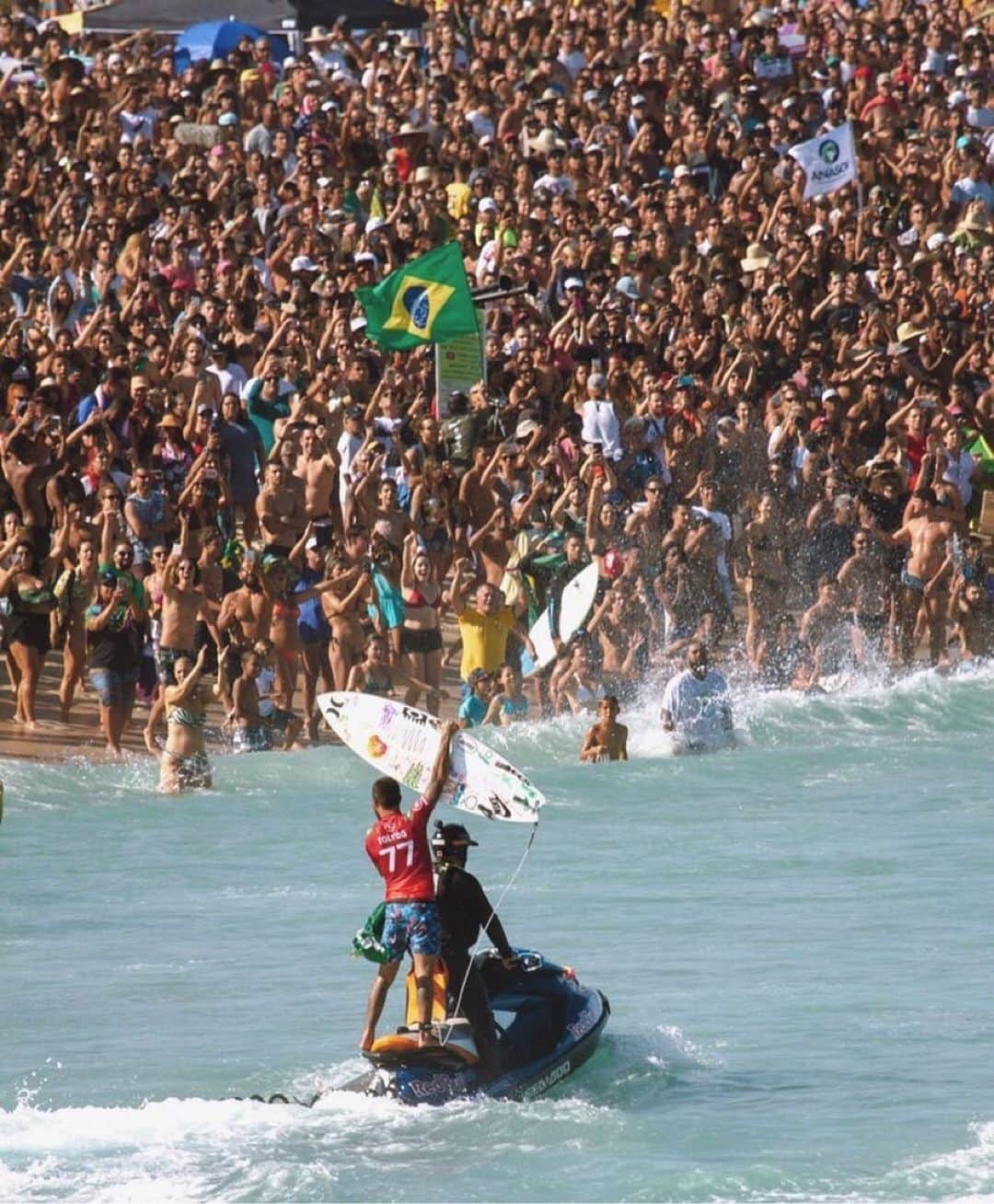 Surf Magazineさんのインスタグラム写真 - (Surf MagazineInstagram)「On the last day of a long holiday weekend, on beautiful Brazilian home turf, @filipetoledo just won the Oi Rio Pro, in front of one of the largest crowds in competitive history. Right now, Saquarema is celebrating properly, and we hope Filipe is too. Photo by @renatobruzzo」6月24日 9時35分 - stab