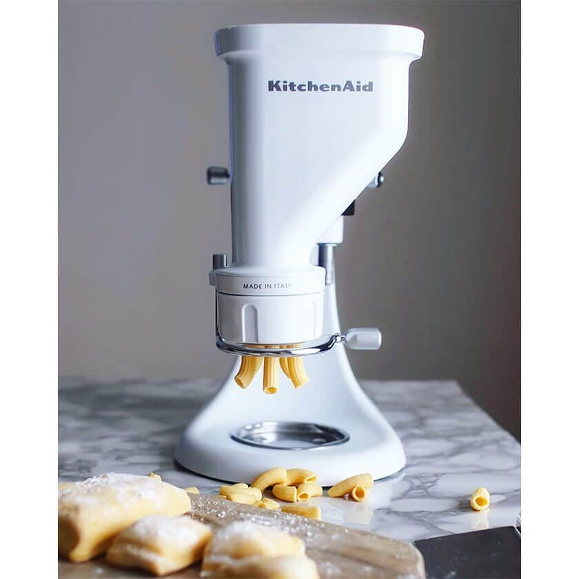 212 KITCHEN STOREさんのインスタグラム写真 - (212 KITCHEN STOREInstagram)「【6/24~30📷KitchenAidキャンペーン】﻿ ﻿ キッチンエイドの商品が＂毎週１名様＂(計４名様)に当たるチャンス！﻿ ﻿ 最終週のプレゼントは、﻿ 「3.5カップミニフードプロセッサー」です🎁✨﻿ ﻿ チョップとピューレの2段階のスピード調節で、刻んだ後の食材の大きさによってお好みで調節できます。﻿ 野菜のみじん切りだけでなく、生肉を砕いてミンチや、魚を砕いてすり身も簡単に！﻿ ﻿ ☝応募は簡単☝﻿ ①@212_kitchen_store と @kitchenaidjapan をフォロー﻿ ②この投稿、または﻿ @kitchenaidjapan @thinkofadream_2 アカウントの同じ写真投稿に「いいね！」、これだけで応募完了です！﻿ ﻿ さらに！キャンペーン期間中に、全国の212キッチンストアでキッチンエイド商品をご購入いただいた方には、「100周年限定カップ＆ソーサー」をプレゼント！﻿ レジにてキャンペーンに応募していることをお伝えください。﻿ ----------------------------------------------﻿ お料理の紹介です♪﻿ ﻿ こちらは @thinkofadream_2 さん作、手作りマカロニサラダ。﻿ キッチンエイドスタンドミキサーのアタッチメント、パスタメーカーを使用して作ってくださいました。﻿ ブレードは6種類あるので、マカロニはもちろん、中華麺などいろいろな麺を手作りできちゃいます！﻿ ﻿ ----------------------------------------------﻿ ●応募期間﻿ 2019年6月24日(月)〜30日(日)23：59まで﻿ ※キャンペーン開始時刻は、本アカウントで対象を投稿してからとなります。﻿ ----------------------------------------------﻿ ●当選発表﻿ 応募期間終了後、当選者の方にのみキッチンエイドジャパン @kitchenaidjapan からダイレクトメッセージにてご連絡いたします。﻿ ----------------------------------------------﻿ [ご注意]﻿ ・応募対象は、日本国内に在住の方に限定いたします。﻿ ・アカウント非公開の方は、選考対象外となります。﻿ ・当選の権利はご本人のみ有効で、第三者への譲渡や、賞品の変更等はできません。﻿ ・本キャンペーンの運営を妨げるご投稿はご遠慮ください。﻿ ・キャンペーン応募受付、当選確認に関するお問い合わせは、お答えいたしかねます。﻿ ・抽選内容に関しては、お答えいたしかねます。﻿ ・本キャンペーンは、Instagramが運営・関与するものではありません。﻿ ----------------------------------------------﻿ #212キッチンストア #212kitchenstore #212k﻿ #トゥーワントゥーキッチンストア﻿ #キッチンエイド #kitchenaid #kitchenaidjapan﻿ #キャンペーン実施中 #インスタキャンペーン #第2弾」6月24日 9時37分 - 212_kitchen_store