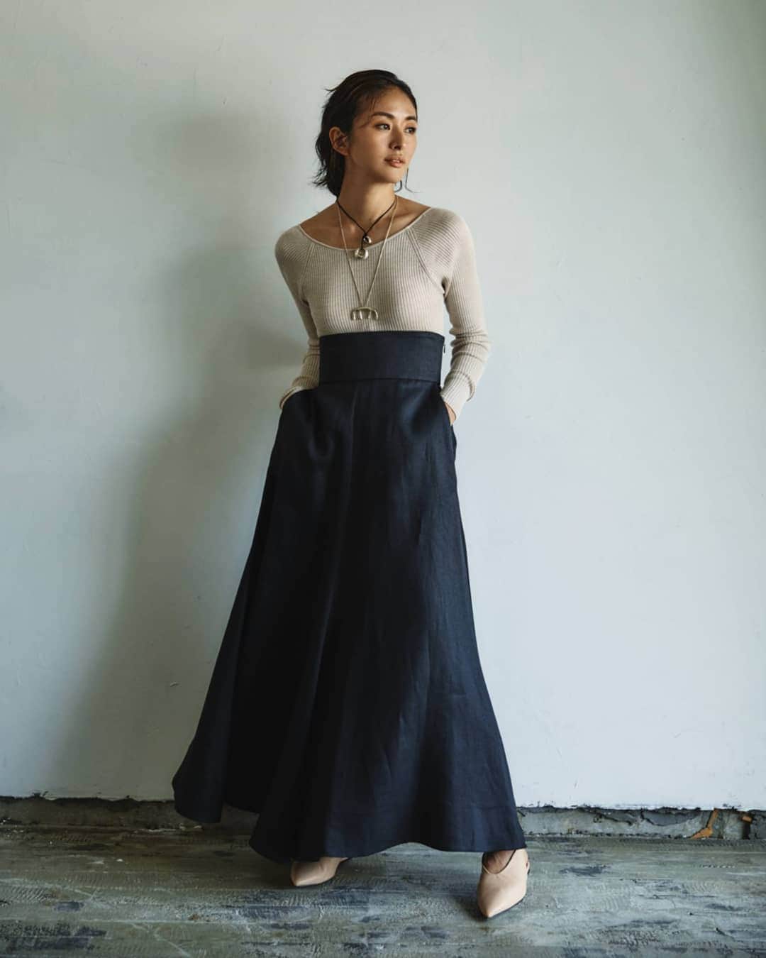 Yoshiko Kris-Webb クリス-ウェブ佳子さんのインスタグラム写真 - (Yoshiko Kris-Webb クリス-ウェブ佳子Instagram)「Long and Lean. The maxi skirt is perfect for the lazy days of summer without, well, looking lazy. ロングスカートが大好きです。 Styling @naokookusa Hair & Makeup @yumbou Photograph Kazuki Kawasaki (クレジット詳細は @amarc_official に掲載)」6月24日 9時46分 - tokyodame