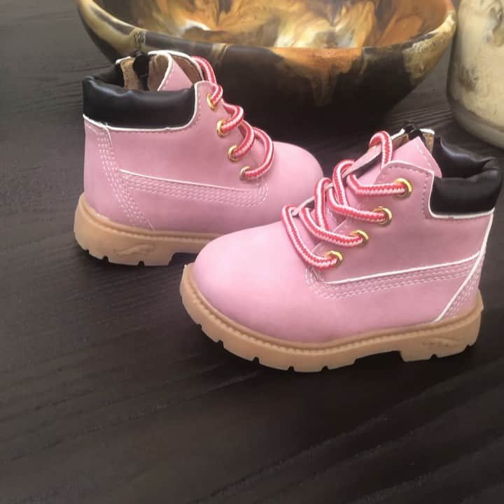 ジェニファー・ホーキンスのインスタグラム：「Soooo cute!! Mini work boots!? 💞🙈 Can’t wait to see our lil one with Daddy onsite. @jakewwall @jgroupprojects」
