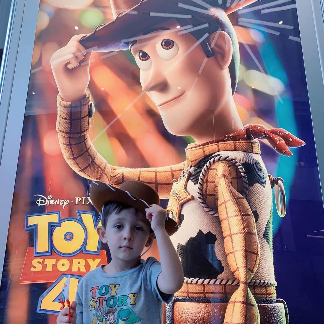 フリーディアさんのインスタグラム写真 - (フリーディアInstagram)「Yesterday we got to go see @toystory 4 ! OMG it was sooo good! The first five minutes of the movie my husband and I looked at each other and said “it looks so real!” #Pixar really did good on this one👏🏻 We have watched  the #toystory movies many times, can’t wait to rewatch this one! #toystory4  昨日は#トイストーリー4 をみにいったの。すごーく良くて、感動した。映像がリアルでほんとのオモチャが動いている感じがあって。息子の一番好きな映画で何回も #トイストーリー を見たけど、4もまた何回も見たいなぁ〜 #movies #sogood #disney #woody #forky #toystoryfriends #toddler #toddlerlife #howdypartner」6月24日 10時00分 - friediamn