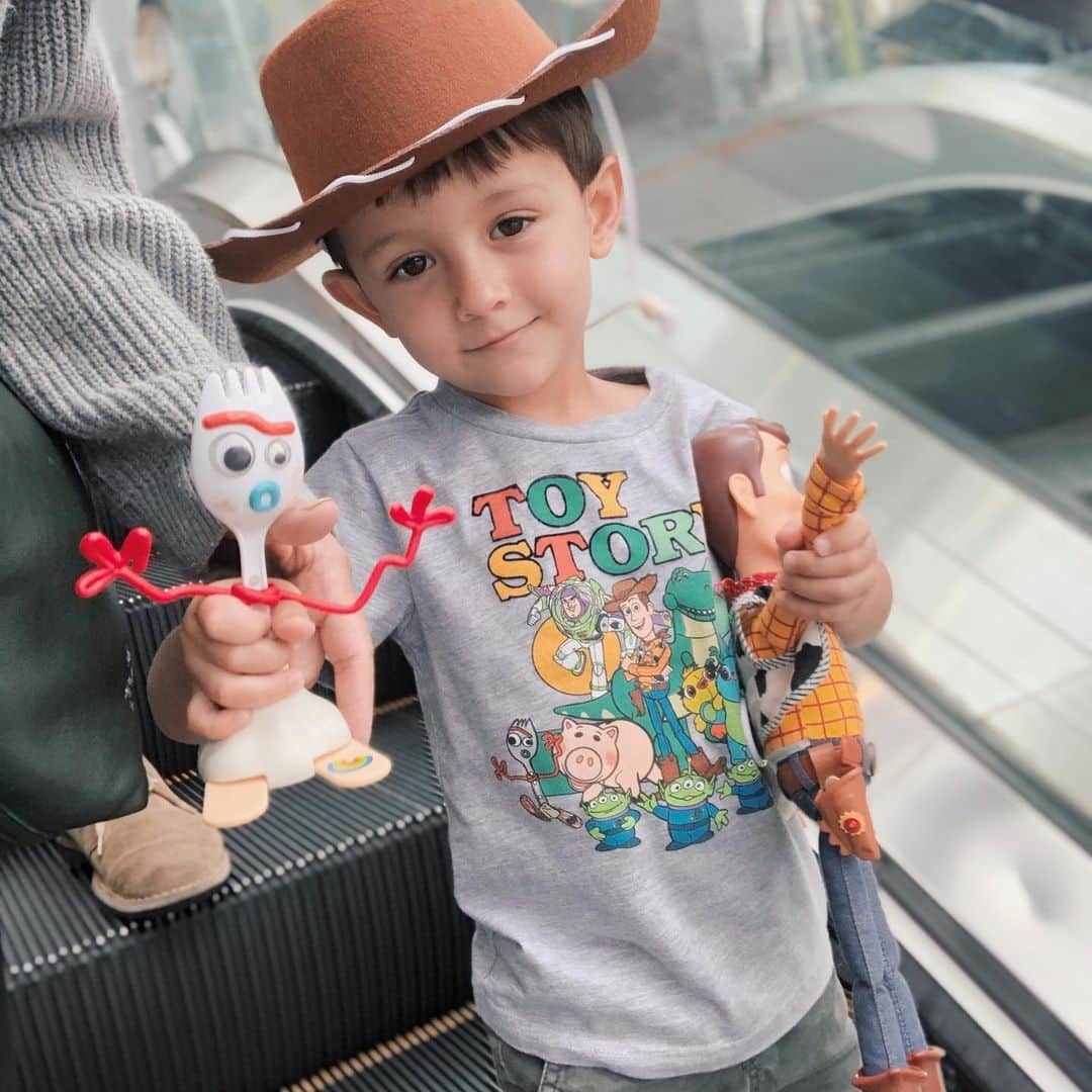 のインスタグラム：「Yesterday we got to go see @toystory 4 ! OMG it was sooo good! The first five minutes of the movie my husband and I looked at each other and said “it looks so real!” #Pixar really did good on this one👏🏻 We have watched  the #toystory movies many times, can’t wait to rewatch this one! #toystory4  昨日は#トイストーリー4 をみにいったの。すごーく良くて、感動した。映像がリアルでほんとのオモチャが動いている感じがあって。息子の一番好きな映画で何回も #トイストーリー を見たけど、4もまた何回も見たいなぁ〜 #movies #sogood #disney #woody #forky #toystoryfriends #toddler #toddlerlife #howdypartner」