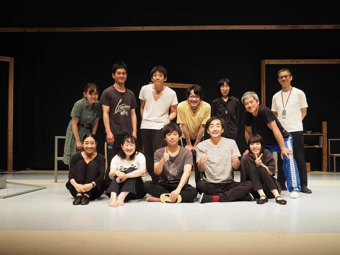 生越千晴のインスタグラム：「. モダンスイマーズ『ビューティフルワールド』 よく、蓬莱さんが演劇は本来、楽しいものなんだ。って言うけど やっぱり東京出てきて、本当に色んなことがあって、色んな出会いがあって、その一番大事な楽しい。って言うことがかき消されがちな場所であるなぁと日々感じていた。芸能界だとか、売れる、だとか。 とにかく楽しくてやっていることを本当に再確認させてもらった公演だった。 有名無名関係なくお客さんに伝わる。観にきてくれる。 こんなに盛り上がった20周年公演で、劇団のおじちゃんたちはすごく嬉しそうで幸せに溢れてました。そんな姿を見せてくれて本当に心からありがとうございました。 ごっこを、いい大人が真剣にやっていて、そこで生きるのは苦しいけど楽しくて。 変な話だけど。 演劇に出会えて幸せです。 モダンスイマーズに出会えて幸せです。 関わるみんなに出会えて幸せです。 2枚目の写真、ほんとみんな面白いけどいい顔してる。笑 . また成長してモダンに戻ってこようっ。 . ご来場いただきました、皆さま、当日券で帰してしまった方々、気にかけてくださった皆様、東京芸術劇場の皆様、本当に感謝です。 ありがとうございました。」
