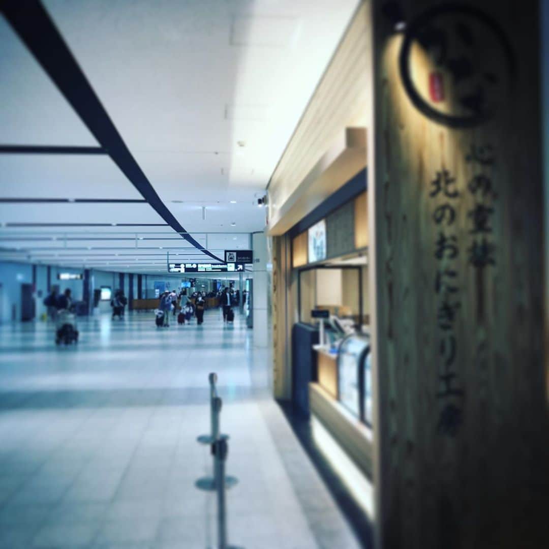 ただすけのインスタグラム：「THE ALFEE北海道シリーズ終了。 hitaru客席撮るの忘れてしまったけど、上の階の席は凄く高かった。 次回は上がってみようかな。 空港ぶらぶら、からの…。」
