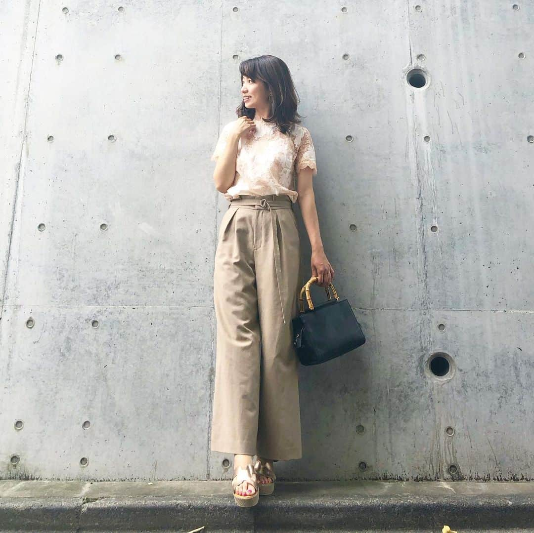 筧沙奈恵さんのインスタグラム写真 - (筧沙奈恵Instagram)「beige×black ・ @frenchpave_official のレーストップス、ベージュとホワイトがランダムに配置されていて珍しいデザイン❤️ ・ ワイドパンツもカーキ系のベージュ、サンダルもベージュでワントーンにして、バッグは黒でしめました😌 ・ #tops #frenchpave #フレンチパヴェ #pants #dunadix #アナディス #bag #editsheen #エディットシーン #shoes #neuemarche #ノイエマルシェ ・ #ママコーデ #ママファッション #きれいめカジュアル #夏コーデ #パンツコーデ #ootd #instafashion」6月24日 10時11分 - sanaekakei