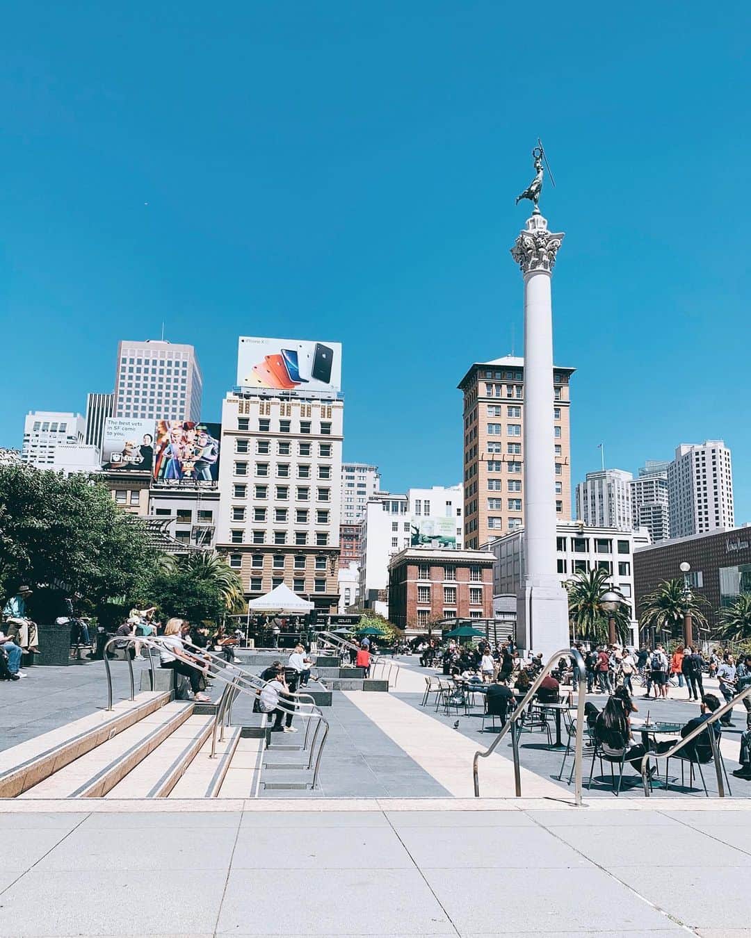 佐川理佳のインスタグラム：「Union Square🌴 4年前に1人で来たときは、不安だったから目印になるようにこの広場のすぐとなりのWestinに泊まってた。なつかしい✨」