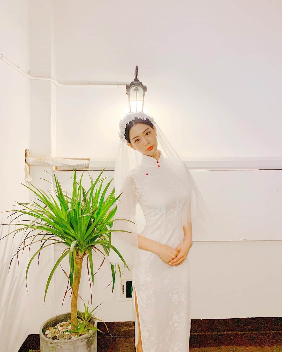 クララさんのインスタグラム写真 - (クララInstagram)「#movieshoot #chinesewedding #whitedress #behindthescenes」6月24日 10時27分 - actressclara