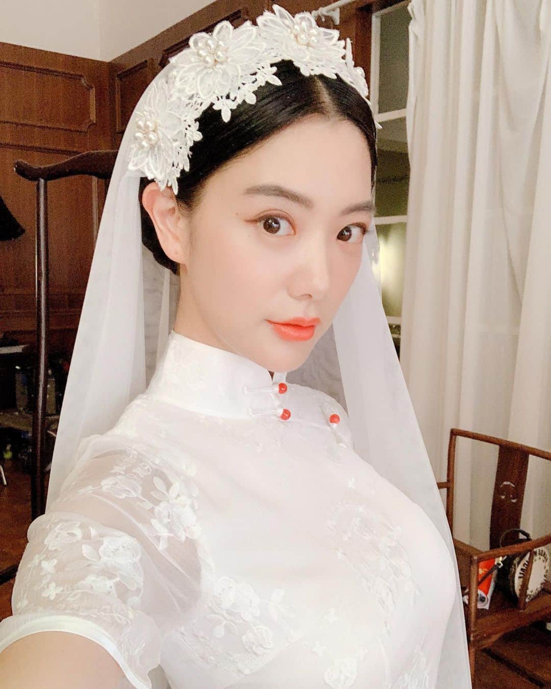 クララさんのインスタグラム写真 - (クララInstagram)「#movieshoot #chinesewedding #whitedress #behindthescenes」6月24日 10時27分 - actressclara