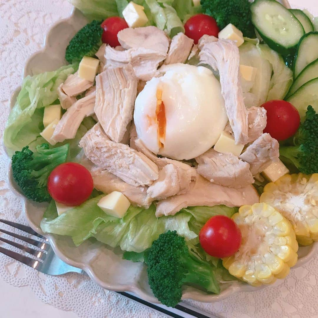 元井美貴さんのインスタグラム写真 - (元井美貴Instagram)「🥗温泉卵ちょっと失敗🍳 #自家製サラダチキン #サラダチキンサラダ」6月24日 10時30分 - mikimotoi