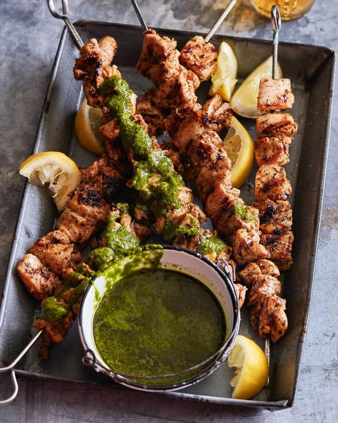 Gaby Dalkinさんのインスタグラム写真 - (Gaby DalkinInstagram)「Chicken Shish Kebabs with Basil Vin: my official dinner of summer!!! Legit can’t be beat 💚 recipe on the blog and part of this weeks meal plan」6月24日 10時31分 - whatsgabycookin