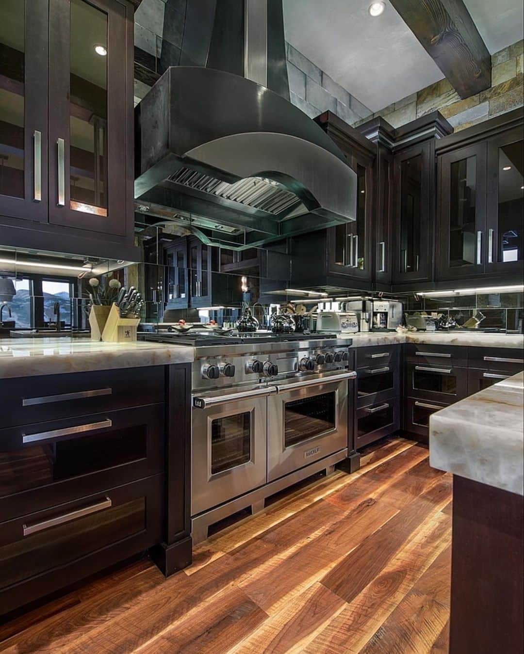 さんのインスタグラム写真 - (Instagram)「Swipe! Comment one word that best describes this kitchen! By Martin Manley Architects. Every design and feature is so well thought out! Dramatic and moody!」6月24日 10時38分 - inspire_me_home_decor