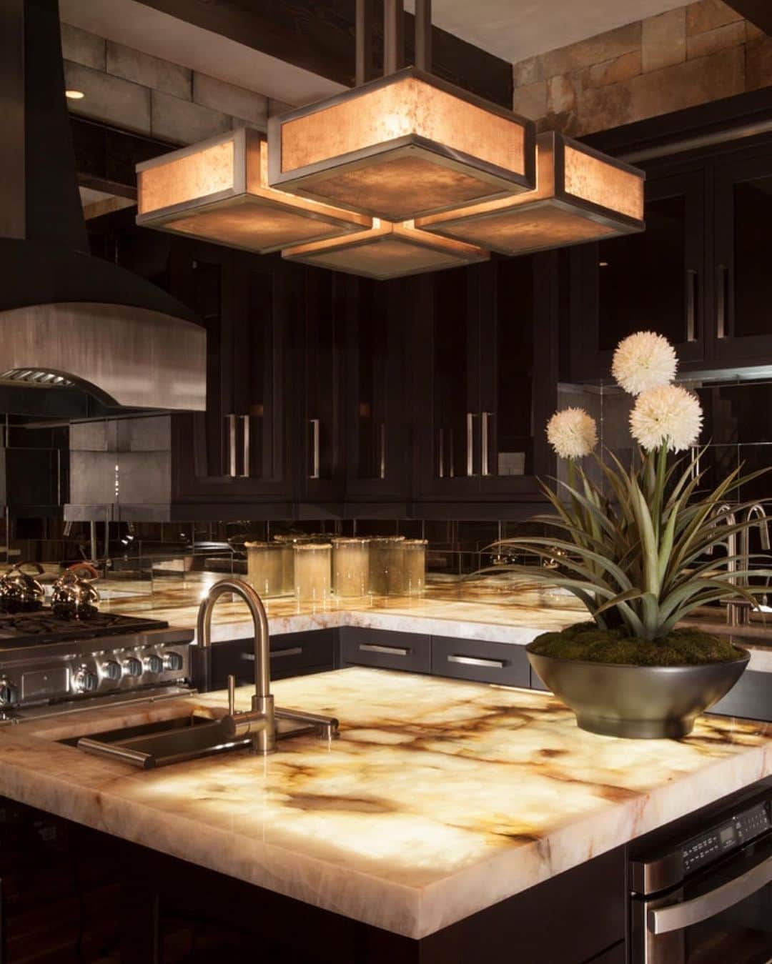 さんのインスタグラム写真 - (Instagram)「Swipe! Comment one word that best describes this kitchen! By Martin Manley Architects. Every design and feature is so well thought out! Dramatic and moody!」6月24日 10時38分 - inspire_me_home_decor