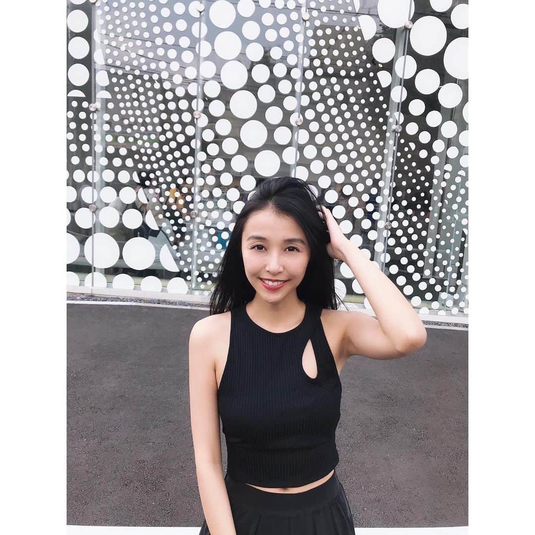 渡辺未優のインスタグラム：「. ひさびさにお目にかかりました☻ . 水玉に心惹かれた日。 . . 事前予約が必要だけど入場制限されてるので 見ごこち良し。 . . #前衛芸術家 #草間彌生 #art #museum . どうでもいいけど、 眩しくて目が開いてないんだかただ垂れてるんだか。笑 .」