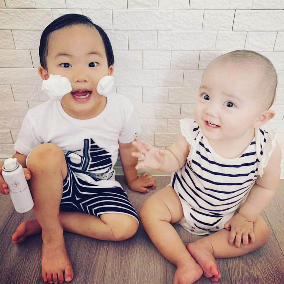 Fam's Baby ファムズベビーさんのインスタグラム写真 - (Fam's Baby ファムズベビーInstagram)「べひちゃんのお肌はとってもデリケートなんですね😵 角層内の保湿成分セラミドが汗と一緒に流れると機能が失われてしまうのです😢 お湯に長時間浸かるとこの保湿成分セラミドが流出するとも言われております。入浴後の乾燥をアワアワで防ぎましょう✨ ・ #男の子ベビー#男の子育児#男の子のママ#べびすたぐらむ#べびふる#ベビ#子供#子供がいる暮らし#ママリ#ママライフ#お肌ケア#あせも#トラブル肌#こどものいる暮らし#キッズモデル部 ・ ・ #Repost @annaotai ・・・ ふわふわムースで子供たちもしっかりスキンケア♡  このムースは肌のバリア機能を補い高めてくれる新発想のスキンケアみたいです！！ ムース状になっているので子供たちもお風呂上がりにつけるのが楽しみみたい♬  #famsbaby#ファムズベビー #赤ちゃん #ベビー #乾燥 #新生児 #保湿 #出産 #育児 #ベビースキンケア #スキンケア」6月24日 10時49分 - famsbaby