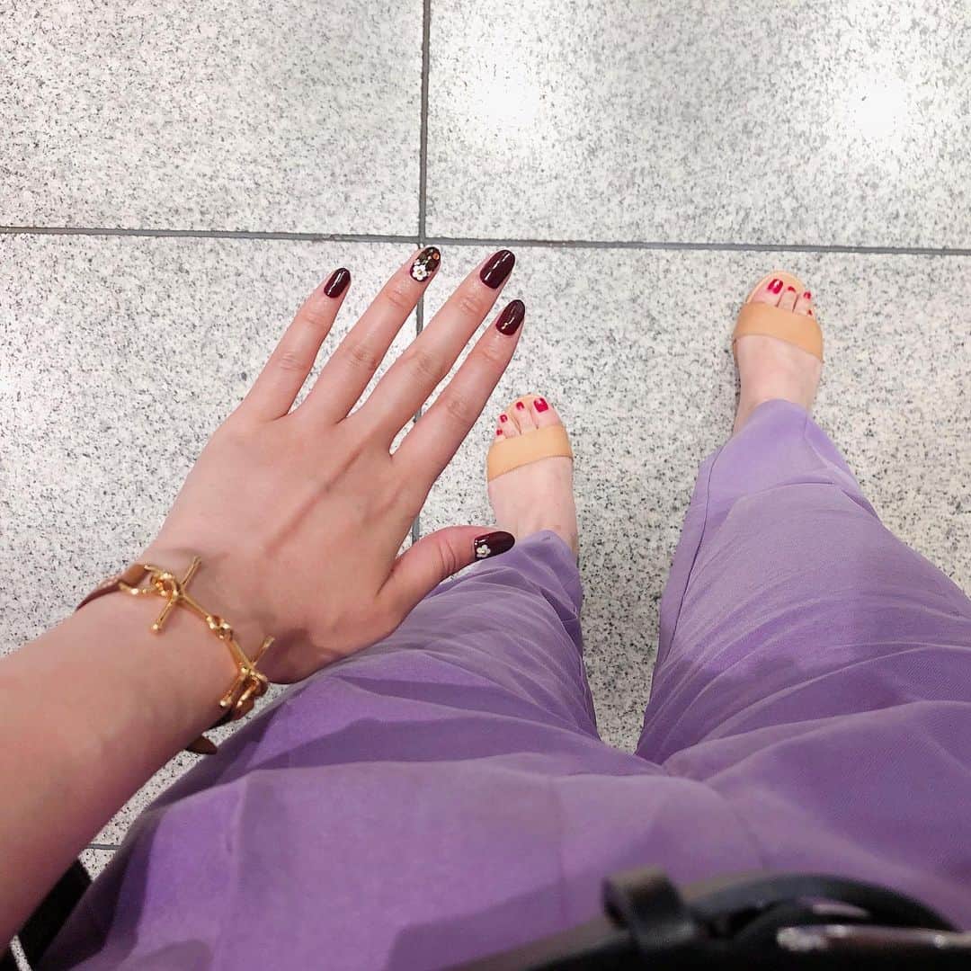 福田友理子さんのインスタグラム写真 - (福田友理子Instagram)「* * 最近のnail💅 * * 毎回ネイリストさんと相談して色やデザインを決めるのですが、 今回は赤〜ボルドーにしたくてこちらに💅 * 水色ベースだったら季節的に紫陽花ぽくなったのかな？？と後から気づく🧐💅💐💠☔️ * * #nail #ネイル #紫陽花」6月24日 10時50分 - yuriko.fu