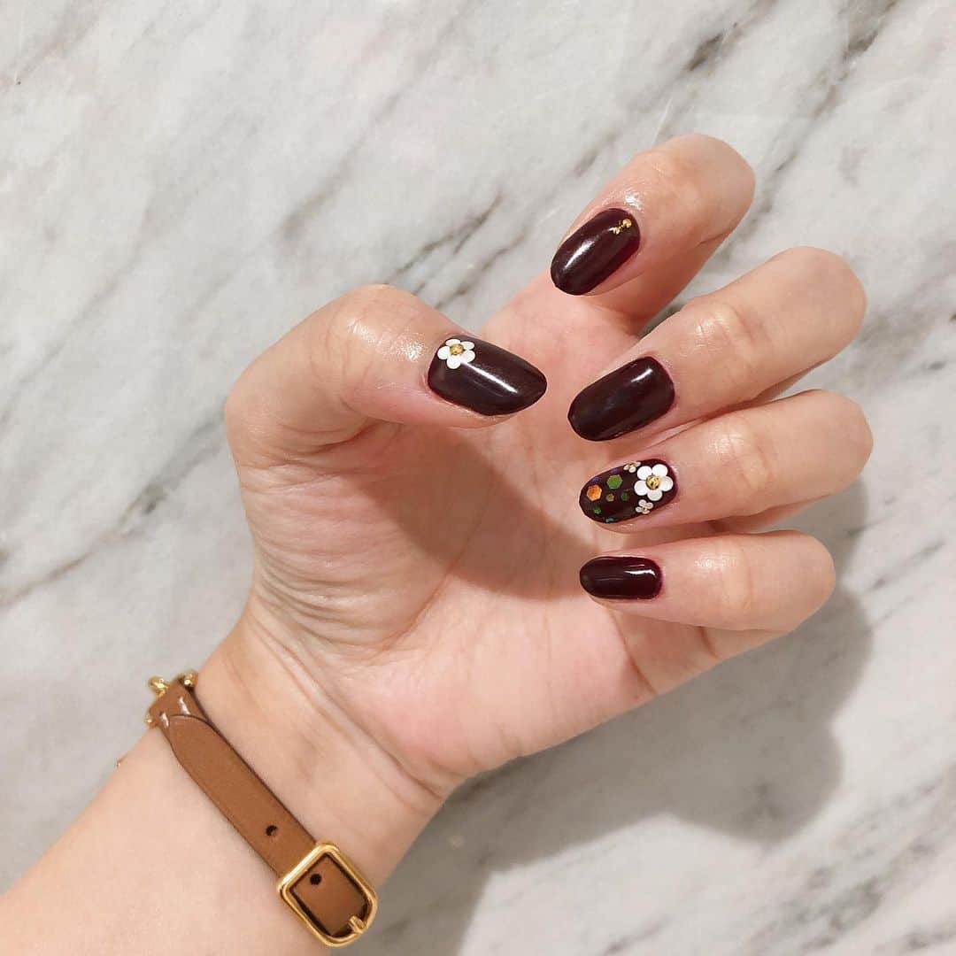 福田友理子さんのインスタグラム写真 - (福田友理子Instagram)「* * 最近のnail💅 * * 毎回ネイリストさんと相談して色やデザインを決めるのですが、 今回は赤〜ボルドーにしたくてこちらに💅 * 水色ベースだったら季節的に紫陽花ぽくなったのかな？？と後から気づく🧐💅💐💠☔️ * * #nail #ネイル #紫陽花」6月24日 10時50分 - yuriko.fu