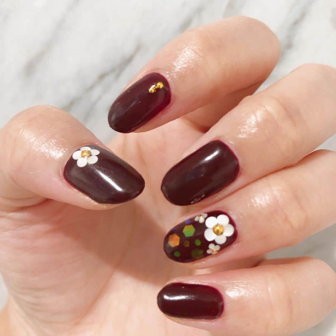 福田友理子さんのインスタグラム写真 - (福田友理子Instagram)「* * 最近のnail💅 * * 毎回ネイリストさんと相談して色やデザインを決めるのですが、 今回は赤〜ボルドーにしたくてこちらに💅 * 水色ベースだったら季節的に紫陽花ぽくなったのかな？？と後から気づく🧐💅💐💠☔️ * * #nail #ネイル #紫陽花」6月24日 10時50分 - yuriko.fu