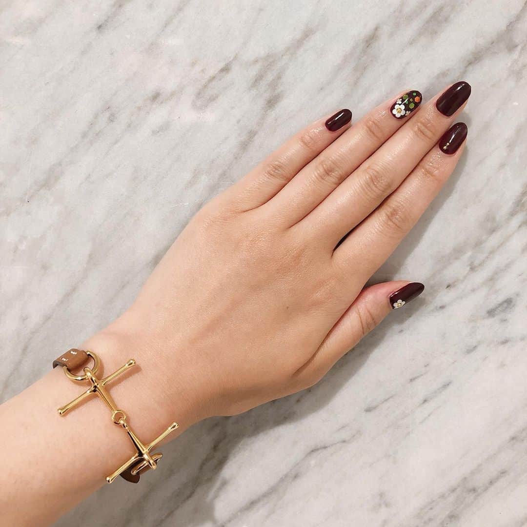 福田友理子さんのインスタグラム写真 - (福田友理子Instagram)「* * 最近のnail💅 * * 毎回ネイリストさんと相談して色やデザインを決めるのですが、 今回は赤〜ボルドーにしたくてこちらに💅 * 水色ベースだったら季節的に紫陽花ぽくなったのかな？？と後から気づく🧐💅💐💠☔️ * * #nail #ネイル #紫陽花」6月24日 10時50分 - yuriko.fu