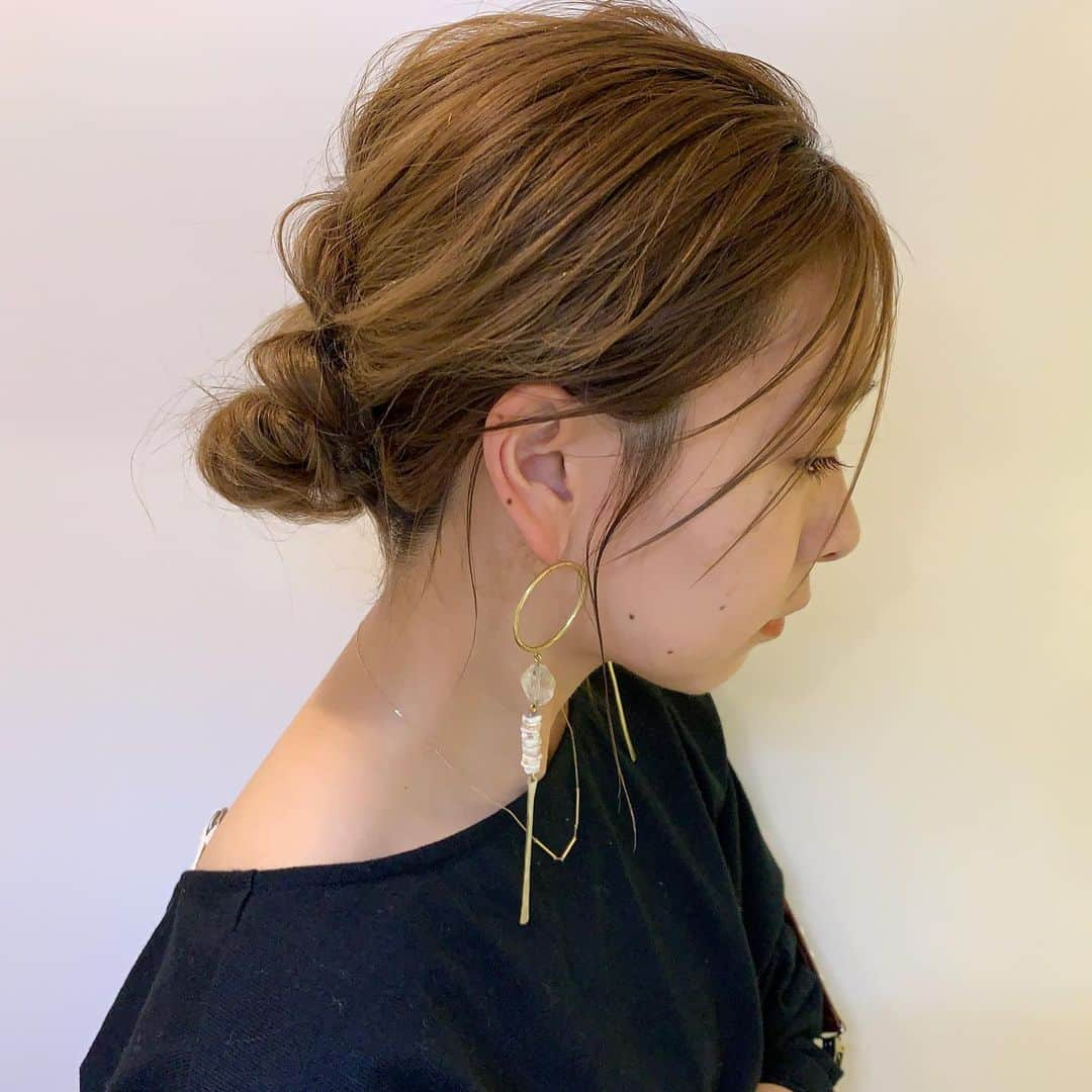 YU-U（工藤由布）さんのインスタグラム写真 - (YU-U（工藤由布）Instagram)「2019,06,24のアレンジ 久々に会えるセンパイと👯‍♀️楽しみなのだ🙈 雨の日の巻かないまとめ髪☻ 動画撮ったんだけど編集まだ出来てないからお待ちくださいっ🙊🌀 昨日届いたピアスをさっそく❤️ふふふ❤️ ピアス… @iealy_yurie ・・・ #ヘアアレンジ #uアレンジ #ボブアレンジ #ミディアムアレンジ #ロングアレンジ  #uボブアレンジ #hairarrange #hairstyle #tcbsnap #iealy #holiday_pr #雨対策ヘア #アイロンなしアレンジ」6月24日 10時50分 - nyan22u22nyan