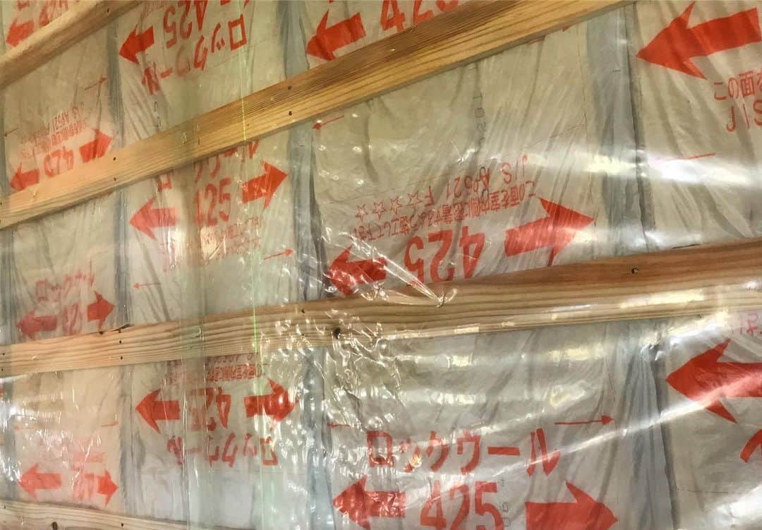 ミヤワキホームさんのインスタグラム写真 - (ミヤワキホームInstagram)「・ 断熱リフォームに自信があります！！ ・ 床に敷き詰めた二重の断熱材 防湿気密シートを張り巡らせる などなど……🤔 まだまだ沢山あります！ 詳しい内容が知りたい！という方は 是非お問い合わせください🙌 ・ ▶▼◀▲▶▼◀▲▶▼◀▲▶▼◀▲▶▼◀▲▶▼◀▲ 詳しくはコチラ ➭➭➭ @miyawakihome ▶▼◀▲▶▼◀▲▶▼◀▲▶▼◀▲▶▼◀▲▶▼◀▲ エリア ❯❯❯ #富山県 #高岡 #砺波 #氷見 #射水  #注文住宅 #一戸建て #住宅 #家 #新築 #リフォーム #マイホーム #平屋 #モデルハウス #木の家  #高岡の家 #二世帯  #無垢材 #スギ #ヒノキ #手刻み #薪ストーブ #家具 #施行事例 #間取り」6月24日 10時46分 - miyawakihome