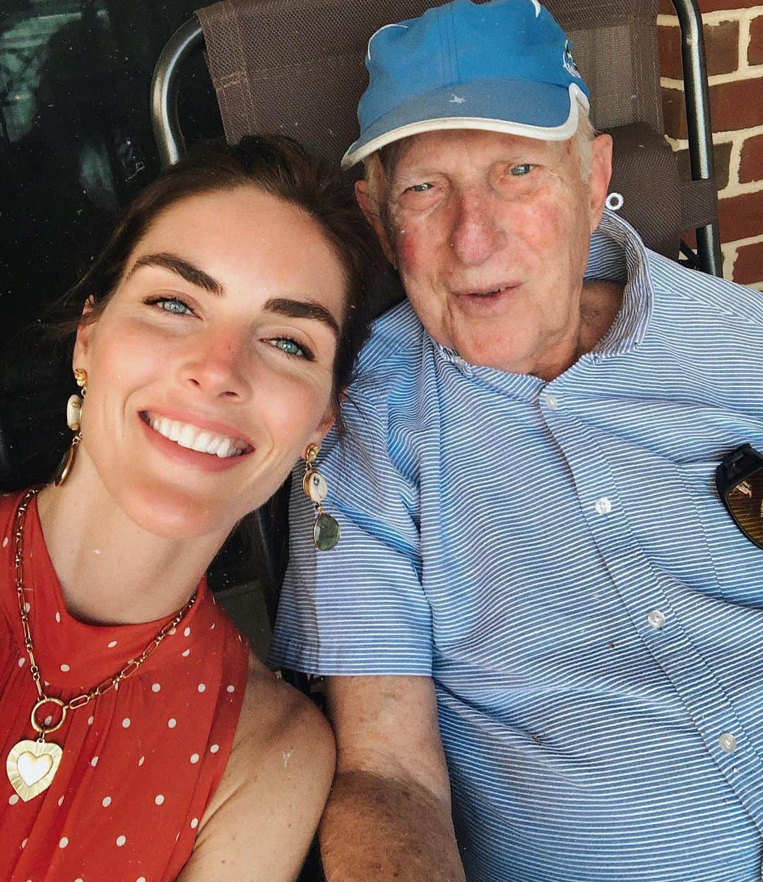 ヒラリー・ローダのインスタグラム：「Gramps wins all the blue eye contests 💙」