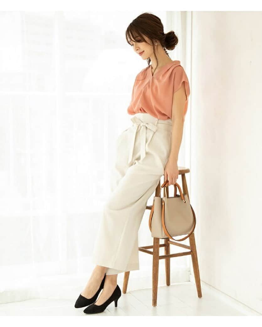 のインスタグラム：「.⁣ -------------------------------------⁣ 【新色追加】フロントタック⁣ スキッパーブラウス⁣ ViS⁣ -------------------------------------⁣ .⁣ 通勤着として着まわしやすい、⁣ ブラック・オフホワイト･ピンクに加え、⁣ トレンドの夏らしく爽やかなミントカラーが仲間入り🍀⁣ 着まわし力も抜群のデイリーユースなブラウスです💛⁣ ⁣ スキッパーのラインが顔まわりをすっきりと見せる⁣ プルオーバーブラウスは、⁣ さらっとした着心地と軽やかな肌触りのジョーゼット素材で⁣ これからの季節に大活躍してくれますよ🎵⁣ .⁣ #楽天ブランドアベニュー #楽天 #rakuten #rakutenbrandavenue #ViS #ビス #コーデ #コーディネート #ファッション #夏服コーデ #今日のコーデ #きょコ #お洒落さんと繋がりたい #服好きな人と繋がりたい #fashion #きれいめカジュアル #大人カジュアル #きれいめコーデ #カジュアルコーデ #プルオーバー #ブラウス #新色 #ミントカラー #pullover #blouse #mintcolor #summercoordinate」
