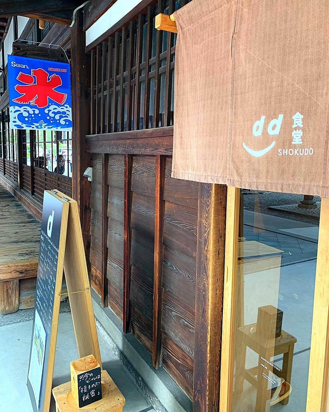 百合華さんのインスタグラム写真 - (百合華Instagram)「京都の本山佛光寺の境内にある寺カフェ『dd食堂』でランチタイム🥰﻿ ﻿ 日本に帰ってきてすぐで体調があまり良くなかったのだけれど泣、優しい味わいの湯葉のあんかけ丼が身体全体に染み渡りました✨﻿ ﻿ 仏壇&お寺ビューとかやっぱし最高過ぎた件💕﻿ ﻿ #京都﻿ #本山佛光寺﻿ #寺カフェ﻿ #お寺カフェ ﻿ #dd食堂﻿ #ランチタイム﻿ #湯葉のあんかけ丼﻿ #湯葉あんかけ﻿ #優しい味わい﻿ #仏壇﻿ #お寺ビュー」6月24日 10時55分 - yurika.lovelily