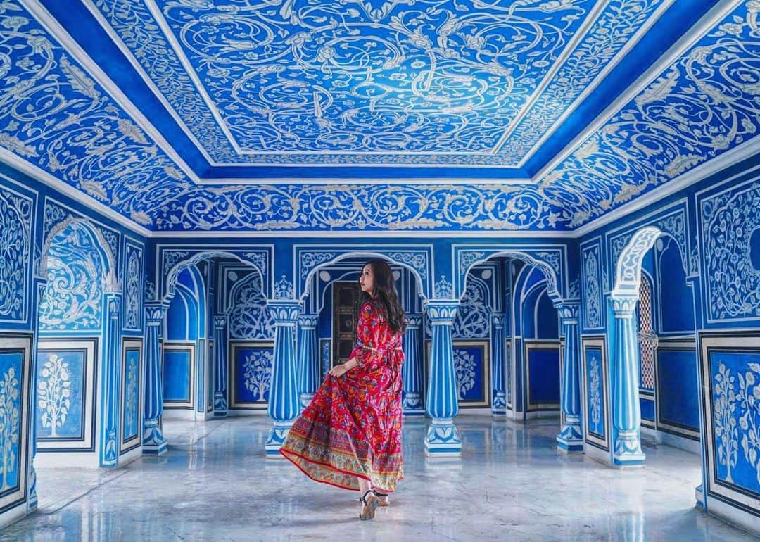 AirAsia (公式) さんのインスタグラム写真 - (AirAsia (公式) Instagram)「インド・ジャイプール　[ Jaipur, India ]﻿﻿ ﻿﻿ インドの雨を楽しむ部屋🇮🇳 ﻿ ﻿ 前回紹介したピンク色とは大きく異なる、全体を青に囲まれたprivate roomといわれるこの幻想的な部屋✨﻿ ﻿ シティパレスの二階にあるこの部屋は、モンスーンの雨を楽しむときに使われていたそうです☔﻿ 美しい青色の部屋をぜひ訪れてみませんか？﻿ ﻿ [Now Everyone can Fly]﻿ エアアジアに乗って、気軽にぶらりインド旅！エアアジアはバンコク・クアラルンプール経由で、インドの10以上の都市に就航しています！インドをより身近に😊  #エアアジア #airasia #インド #india #ジャイプール #jaipur #雨 #rain #raining #梅雨 #旅行 #旅女 #カメラ #海外旅行  #インド旅行 #インド旅行記 #幻想的 #素敵 #wonderful #青 #blue #旅」6月24日 10時56分 - airasia_jpn