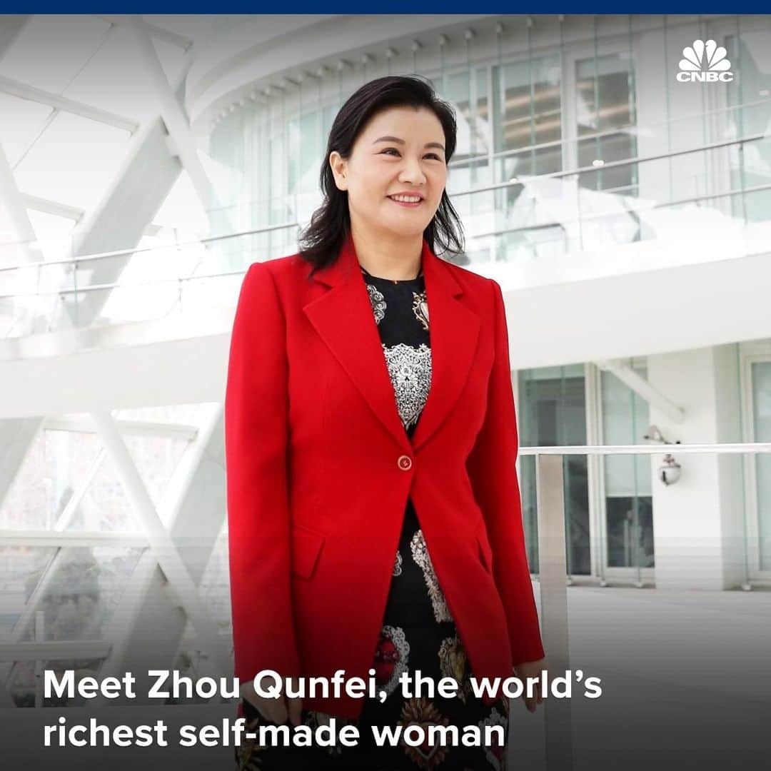 CNBCさんのインスタグラム写真 - (CNBCInstagram)「With a net worth of $7.4 billion, 48-year-old Zhou Qunfei, the founder and CEO of Lens Technology, is once again the world’s richest self-made woman, according to Forbes.⠀ ⠀ In an interview with @CNBCMakeIt, Zhou shared three pieces of advice for entrepreneurs: “First, improve your overall competitiveness. Second, you must be mentally strong. Third, strengthen your understanding of the market and your competitors.”⠀ ⠀ To learn more about Zhou’s background and career, visit the link in our bio.⠀ *⠀ *⠀ *⠀ *⠀ *⠀ *⠀ *⠀ *⠀ #money #savings #tips #rich #ceo #save #finance #personalfinance #wealth #new #cnbc #cnbcmakeit # cnbcbusiness #rich #boss #hardwork #motivation #savingmoney #investing #entrepreneur」6月24日 11時00分 - cnbc