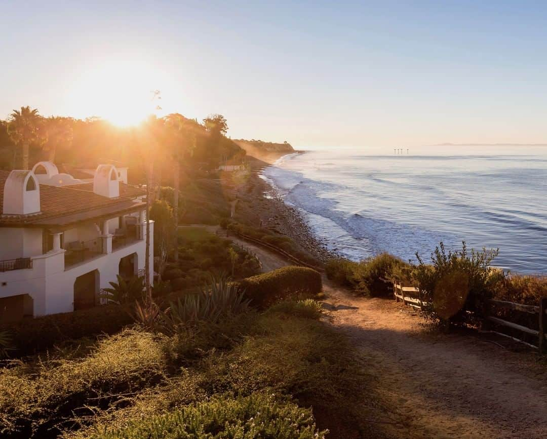 リッツ・カールトンさんのインスタグラム写真 - (リッツ・カールトンInstagram)「Morning strolls along the coast under sunrise skies mark the start of a beautiful day at The Ritz-Carlton Bacara, #SantaBarbara. ⁣﻿ ⁣﻿ #California #WestCoast #CA #Cali #SoCal #coast #Pacific #waves #beach #sunrise #clearskies #morning #vacation #getaway #travel #travelgram #Instatravel #traveldiaries」6月24日 11時00分 - ritzcarlton