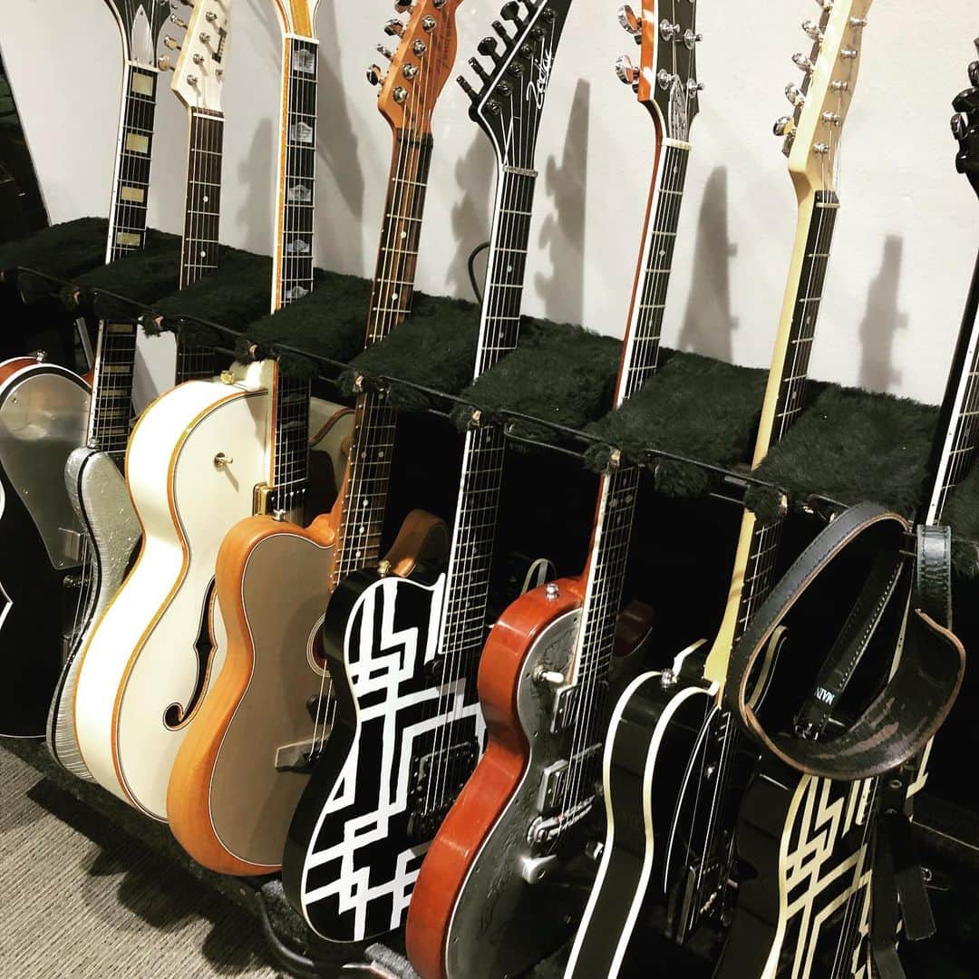 布袋寅泰さんのインスタグラム写真 布袋寅泰instagram ライブ終了後の愛機たち ギターテックによってしっかりメンテナンスされ次のステージを待つ いつもありがとう 布袋寅泰 ギター Fender Zemaitis Motorave Gretch Zodiac ギタリズム6ツアー