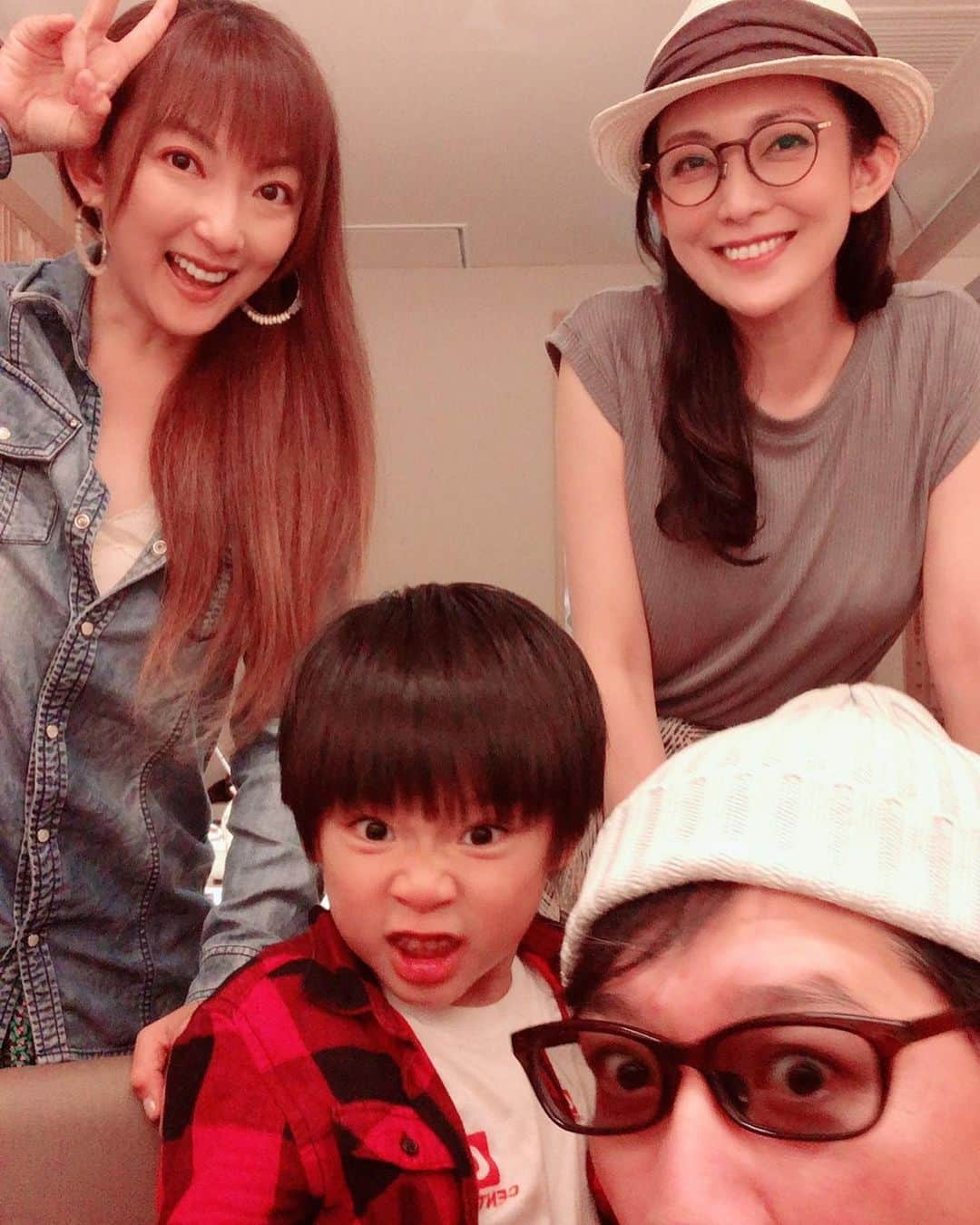 田中美里さんのインスタグラム写真 - (田中美里Instagram)「昨日から新しい作品に入りました。 夜は草野ファミリーと合流。 撮影初日の緊張を緩めてくれた。 美味しい豚しゃぶを食べてたくさん笑ってエネルギーチャージ！  #草野とおる #山田まりや @mariya.yamada  #ムネくん #豚しゃぶ #パワーチャージ #いつもありがとう」6月24日 11時02分 - misatotanaka77