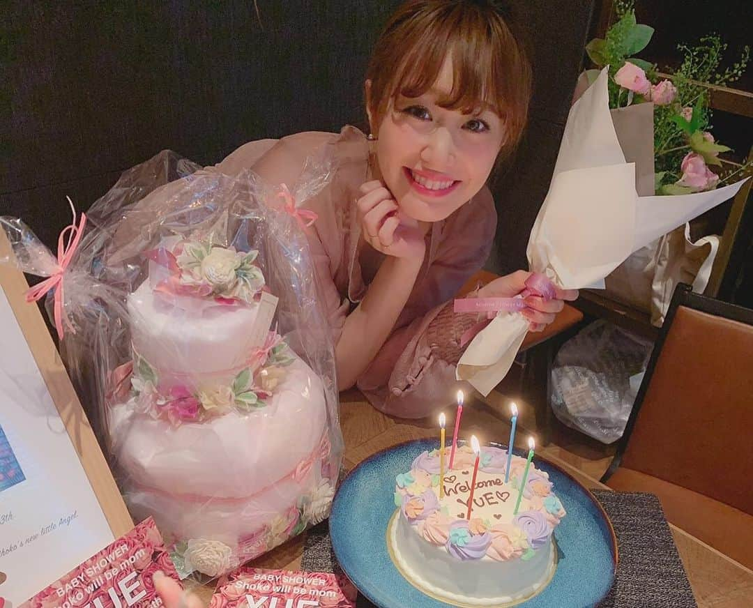 菊井彰子さんのインスタグラム写真 - (菊井彰子Instagram)「可愛すぎるパンパースのオムツケーキ🎂👶❤️ パパ用のブローチと赤ちゃんとママ用の花かんむりが付いてるんだよ🌷産まれたら家族写真で使うーーーー‼︎ #ベビーシャワー  #babyshower  #ベビーシャワーパーティー #おむつケーキ  #ベビーシャワーケーキ  #ドルチェマリリッサ  #ベビしょこりん #マタニティー  #マタニティーライフ  #マタニティライフ  #妊婦  #妊婦生活 #プレママ」6月24日 11時04分 - yanakiku_kiku