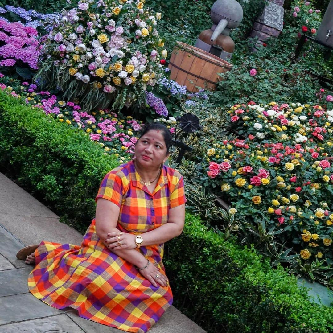 リー・シェンロンさんのインスタグラム写真 - (リー・シェンロンInstagram)「No better time to stop and smell the roses (literally!) than at @gardensbythebay’s Rose Romance floral showcase. I stopped by to see the beautiful blooms while on leave a fortnight ago.  The roses will be on display until 14 July, so there’s still time to head over before the school holidays end – or even after, if you prefer. 🌹 – LHL (Photos by me)」6月24日 11時05分 - leehsienloong