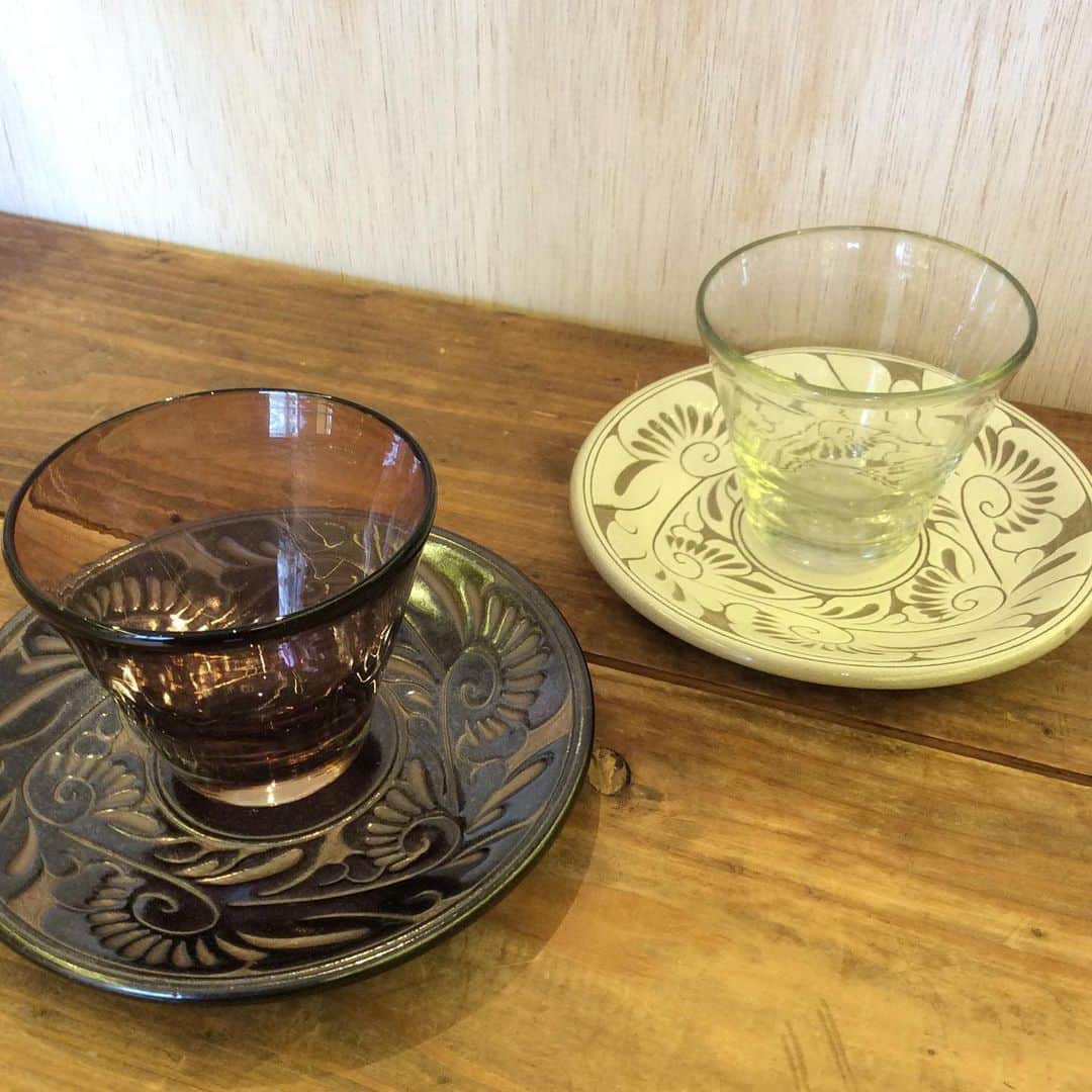 時間をうみだす移住雑貨のお店 ニライカナイ自由が丘さんのインスタグラム写真 - (時間をうみだす移住雑貨のお店 ニライカナイ自由が丘Instagram)「雨のよく降る月曜日、家で少しのんびりしたいですね^_^。 やちむんに琉球ガラスを合わせて。 冷たいお茶でも良し、杏仁豆腐やアイスクリーム🍨を入れてデザートでも。 涼しげなガラスと精緻で美しい彫りのやちむんの組み合わせ、おススメです。 ◉ガラス工房清天 コーングラス小(各色) ◉育陶園 5寸皿唐草(黒・白) ※掲載商品のご質問・ご注文はインスタDMにてお受けしております。 * 【イベント開催と店舗休業のお知らせ】 二子玉川・蔦屋家電でのイベント開催の為、以下の日程で店舗を休業させていただきます。 ご来店を予定してくださっていた方にはご迷惑をお掛けして誠に申し訳ございません。何卒よろしくお願い申し上げます。 ◉店舗休業:6/27(木)〜7/2(火)の6日間 ◉イベント:6/28(金)〜7/2(火)の5日間 (二子玉川・蔦屋家電にて)  本日もニライカナイ自由が丘は元気に営業中です！！ #ニライカナイ自由が丘 #やちむん #琉球ガラス #沖縄の移住雑貨 #沖縄の陶器 #沖縄の器 #ガラス工房清天 #育陶園  #雨の自由が丘 #奥自由が丘 #東京でやちむんが買える店 ＃東京で琉球ガラスが買える店 #nancleokinawa #蔦屋家電イベント」6月24日 11時06分 - niraikanai_jiyugaoka