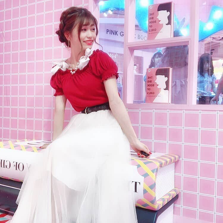 高橋里彩子さんのインスタグラム写真 - (高橋里彩子Instagram)「大きな本や指が目を引く﻿ 「PINK GENIC BOOK STORE﻿ （ピンクジェニックブックストア） ﻿ ﻿ ﻿ 東京付近、ディズニー好きの人は知ってるかな？🌸♥️﻿ ﻿ イクスピアリにあるピンク空間な﻿ インスタ映えスポット🦄🍬💕﻿ ﻿ ﻿ トリックアートのような巨大な本のオブジェに、﻿ 個性的なピンクだらけの室内😋🙌🏻﻿ ﻿ 外国のアートブックストアをイメージしてるんだって🐇💘💘﻿ ﻿ ﻿ ﻿ ﻿ 場所：〒279-8529　千葉県浦安市舞浜1-4﻿ 営業時間：10:00～22:00﻿ ﻿ ﻿ ﻿ ﻿ ﻿ ﻿ ﻿ ﻿ ﻿ #morerumignon #舞浜 #舞浜イクスピアリ #イクスピアリ #ピンク好き #インスタ映え #インスタ映えスポット #フォトジェニック #ヘアアレンジ #コーデ #コーディネート #プチプラコーデ  #bubblestokyo #おしゃれ #おしゃれ女子 #映えスポット #コーデ #チュールスカート #肩出し #まとめ髪ヘア #まとめ髪 #まとめ髪アレンジ #ファッション好き #ファッション好きな人と繋がりたい」6月24日 22時03分 - konkonwanwan