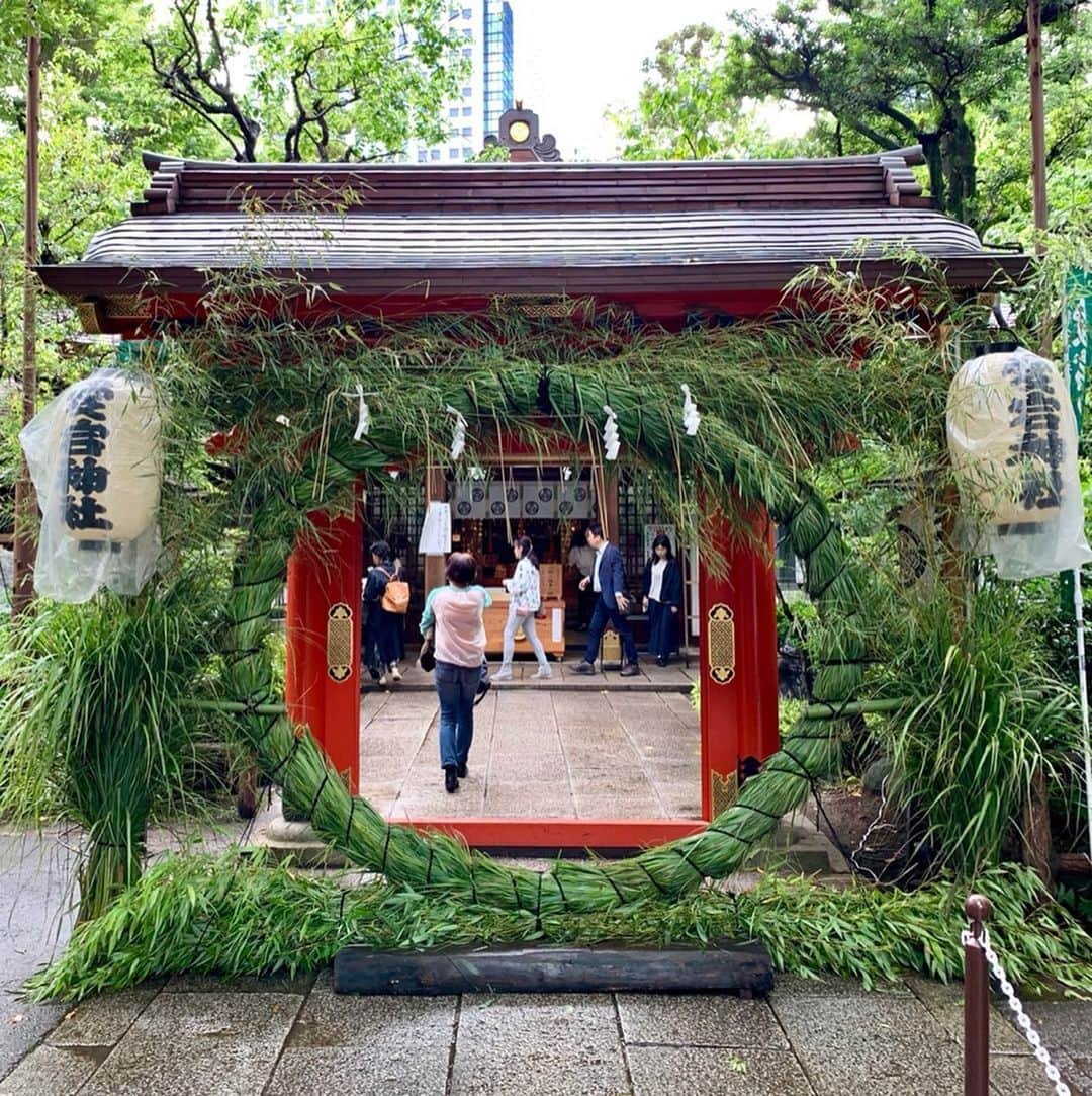 Andaz Tokyo アンダーズ 東京さんのインスタグラム写真 - (Andaz Tokyo アンダーズ 東京Instagram)「Experiencing Hozuki Ichi at nearby #AtagoShrine ⛩ ⭐️Climb the 86 Steps to Success to reach Edo’s tallest mountain and shrine. ⭐️Wash your hands before walking through the Chinowa ring to pray for 1000 days of happiness. ⭐️In ancient times, lantern fruit was used in medical elixirs to promote health and fertility.  Pick up a lantern plant that has been blessed by a priest to bring good fortune to your home. ⛩ アンダーズ 東京のご近所にある、愛宕神社で「千日詣り ほおづき縁日」が開催されました。 🌟 86段の出世の石段を登り切り、茅の輪をくぐってお参りすると、千日分のご利益を得られるといわれています。 🌟 お祓い済みのほおずきを受け取ると特別に社殿でお祓いもしていただけるそうです。」6月24日 22時03分 - andaztokyo