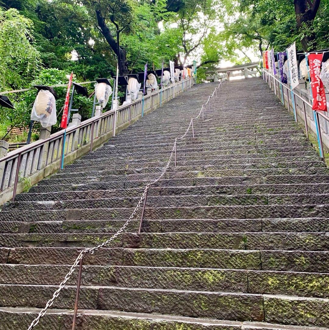 Andaz Tokyo アンダーズ 東京さんのインスタグラム写真 - (Andaz Tokyo アンダーズ 東京Instagram)「Experiencing Hozuki Ichi at nearby #AtagoShrine ⛩ ⭐️Climb the 86 Steps to Success to reach Edo’s tallest mountain and shrine. ⭐️Wash your hands before walking through the Chinowa ring to pray for 1000 days of happiness. ⭐️In ancient times, lantern fruit was used in medical elixirs to promote health and fertility.  Pick up a lantern plant that has been blessed by a priest to bring good fortune to your home. ⛩ アンダーズ 東京のご近所にある、愛宕神社で「千日詣り ほおづき縁日」が開催されました。 🌟 86段の出世の石段を登り切り、茅の輪をくぐってお参りすると、千日分のご利益を得られるといわれています。 🌟 お祓い済みのほおずきを受け取ると特別に社殿でお祓いもしていただけるそうです。」6月24日 22時03分 - andaztokyo