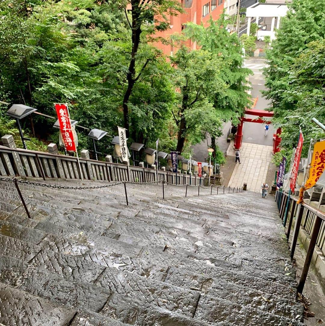 Andaz Tokyo アンダーズ 東京さんのインスタグラム写真 - (Andaz Tokyo アンダーズ 東京Instagram)「Experiencing Hozuki Ichi at nearby #AtagoShrine ⛩ ⭐️Climb the 86 Steps to Success to reach Edo’s tallest mountain and shrine. ⭐️Wash your hands before walking through the Chinowa ring to pray for 1000 days of happiness. ⭐️In ancient times, lantern fruit was used in medical elixirs to promote health and fertility.  Pick up a lantern plant that has been blessed by a priest to bring good fortune to your home. ⛩ アンダーズ 東京のご近所にある、愛宕神社で「千日詣り ほおづき縁日」が開催されました。 🌟 86段の出世の石段を登り切り、茅の輪をくぐってお参りすると、千日分のご利益を得られるといわれています。 🌟 お祓い済みのほおずきを受け取ると特別に社殿でお祓いもしていただけるそうです。」6月24日 22時03分 - andaztokyo